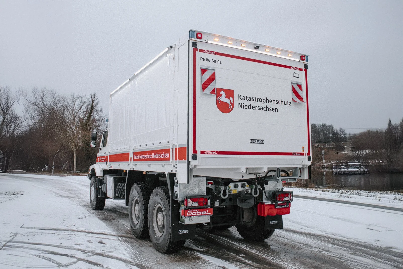 Mercedes Benz Zetros Einsatzfahrzeug Katastrophenschutz Niedersachen aufgebaut von Göbel Fahrzeugbau Heckansicht