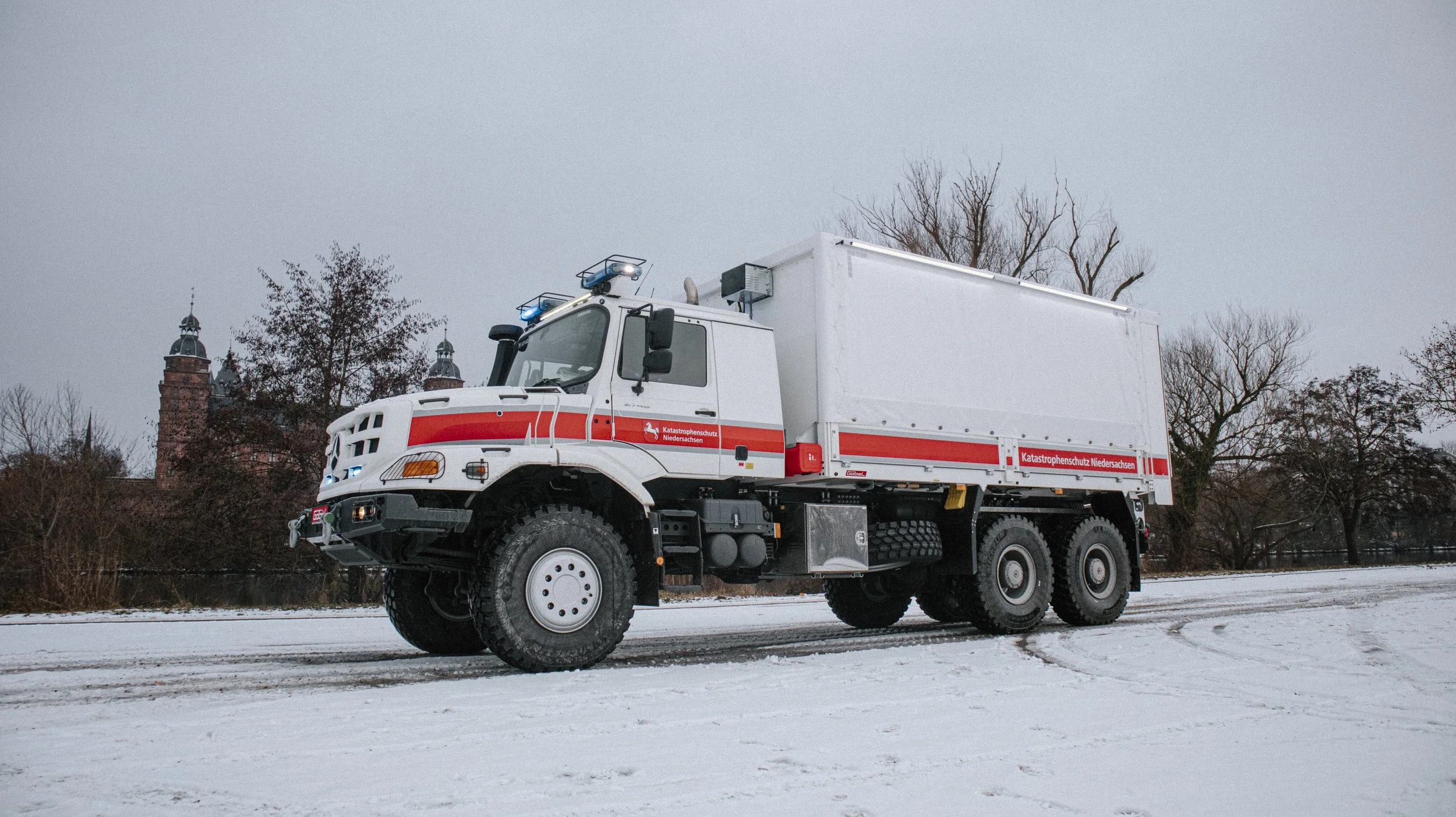 Weißer Mercedes Benz Zetros, Einsatzfahrzeug des Katastrophenschutzes Niedersachsen aufgebaut von Göbel Fahrzeugbau