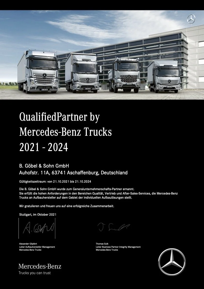Zertifikat für Mercedes-Benz Trucks, gültig von 2021 bis 2024, mit vier geparkten Mercedes-Benz Lkw vor einem Mercedes-Benz Gebäude, darunter Unterschriften und Logos.