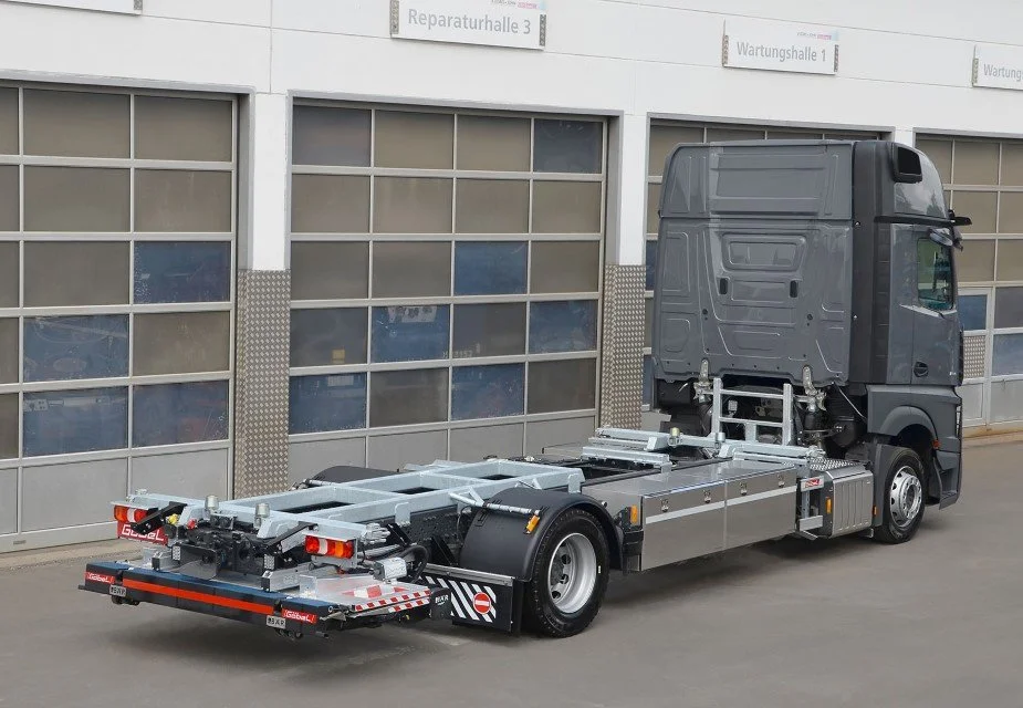 Ein moderner LKW ohne Auflieger, bereit für den Transport