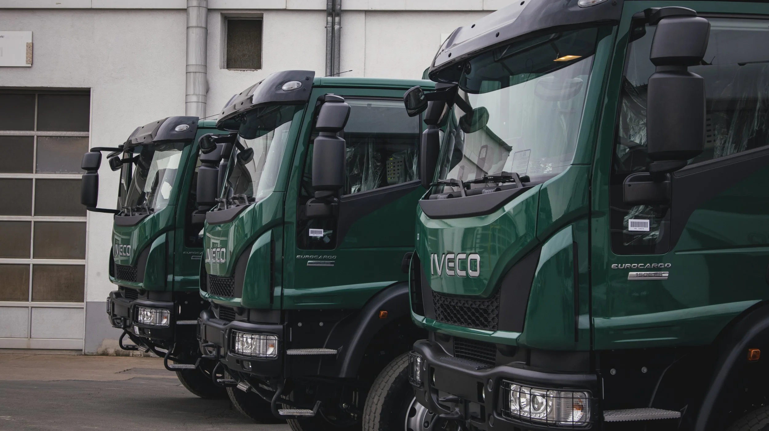 Drei grüne Iveco LKW aufgebaut als Truppentransporter von Göbel Fahrzeugbau.