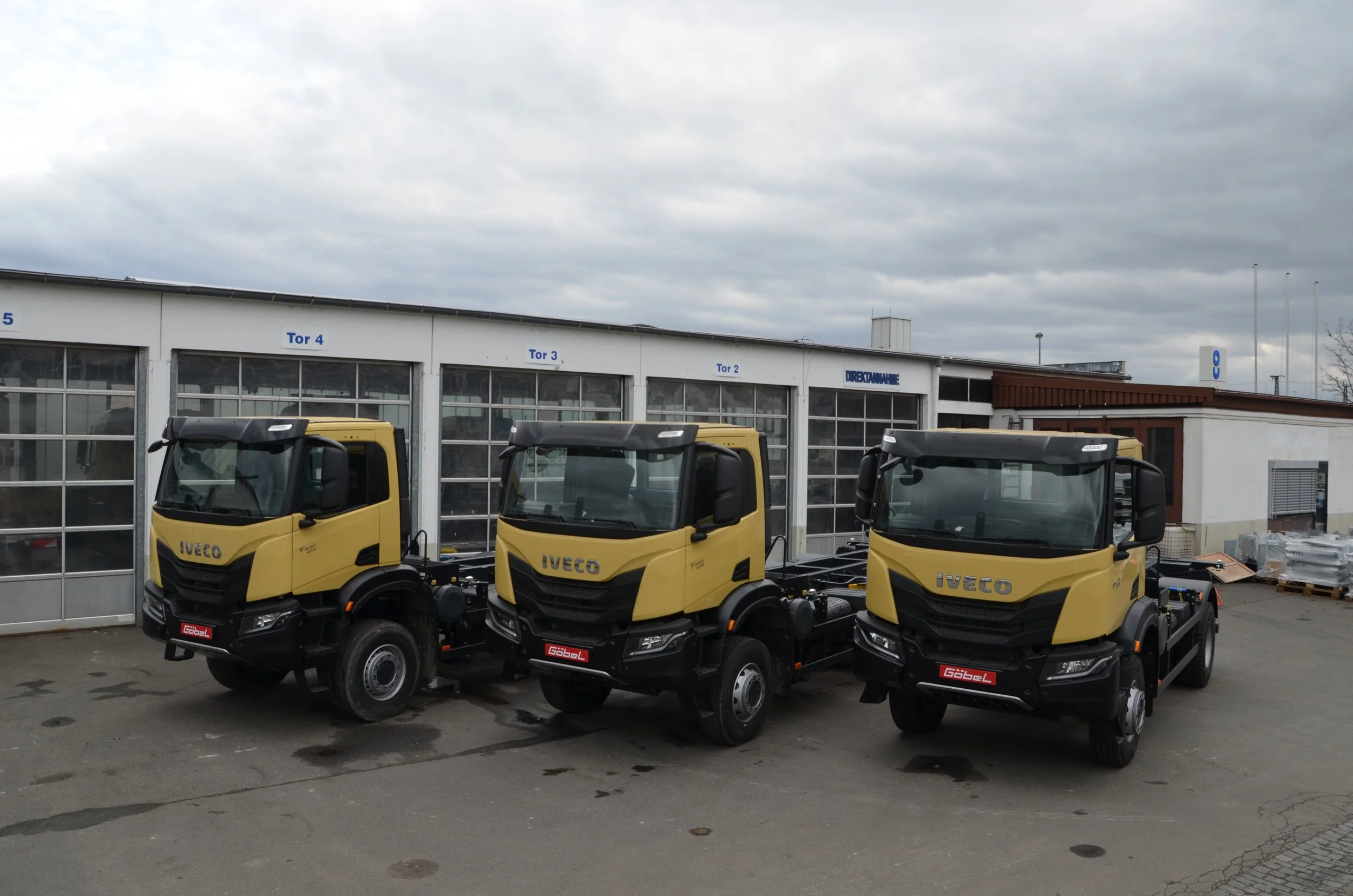Drei gelbe, verwendungsarme Iveco LKWs aufgebaut durch Göbel Fahrzeugbau .