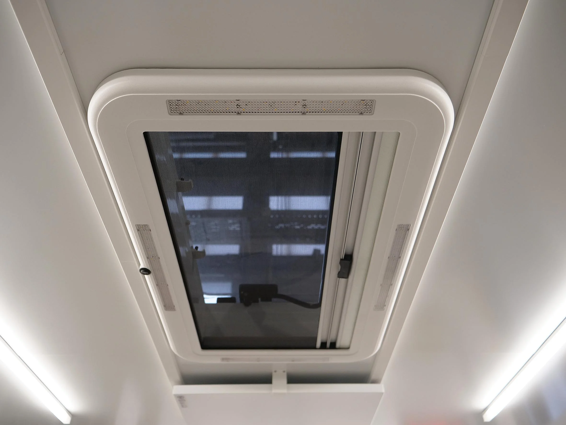 Kulturgutschutz Container Aufbau von Göbel Fahrzeugbau für Freistaat Bayern. Lüftungs- oder Klimaanlagenfenster in einer weißen Decke oder Wand.