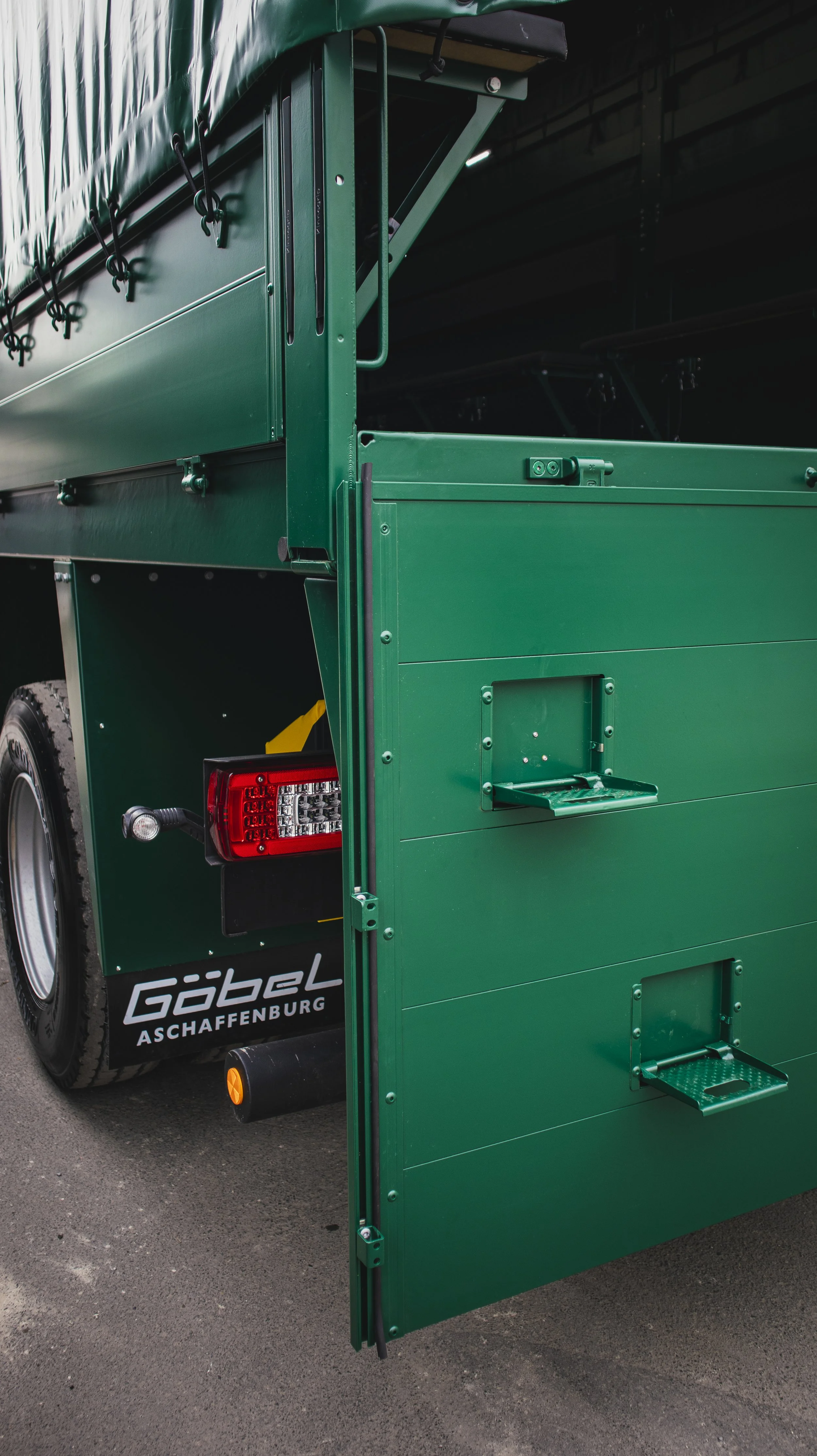 Einsatzfahrzeug Defence der Marke Iveco Eurocargo von Göbelfahrzeugbau als Truppentransporter umgebaut mit Pritsche Heckansicht