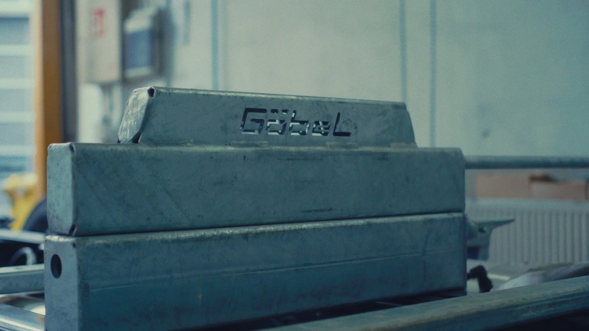 Ein metallischer Kasten mit dem Schriftzug 'Göbel'.
