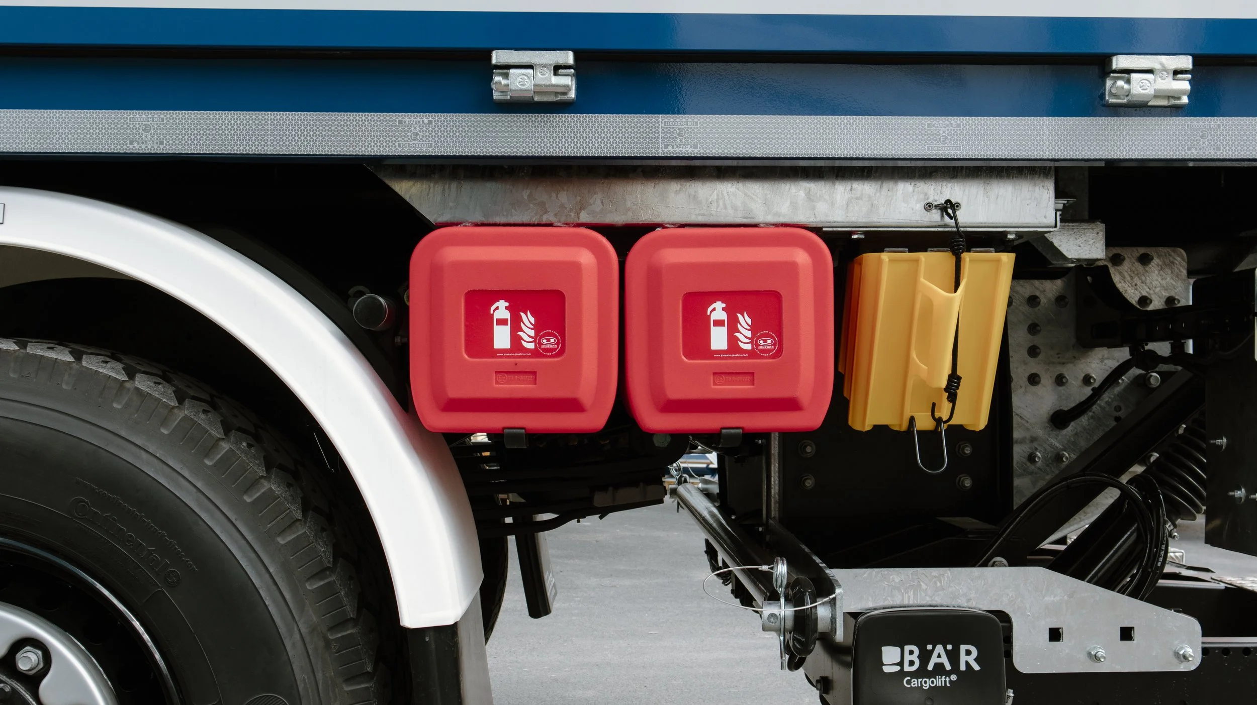 Blauer MAN LKW aufgebaut als Einsatzfahrzeug für das Technische Hilfswerk THW von Göbel Fahrzeugbau  außen, Feuerlöscher 