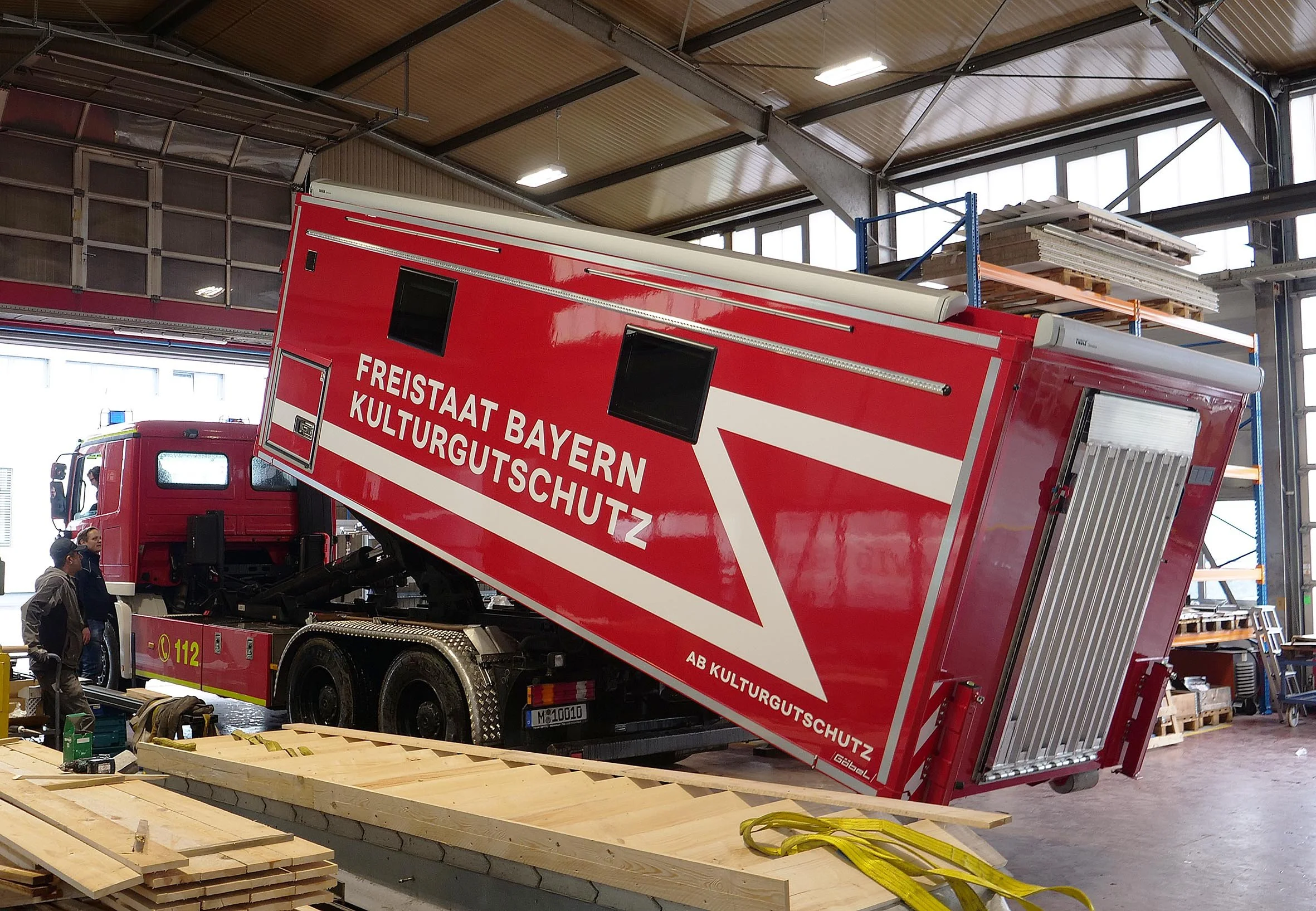 Aufnahme für alle gängigen Abrollcontainerfahrzeuge.
