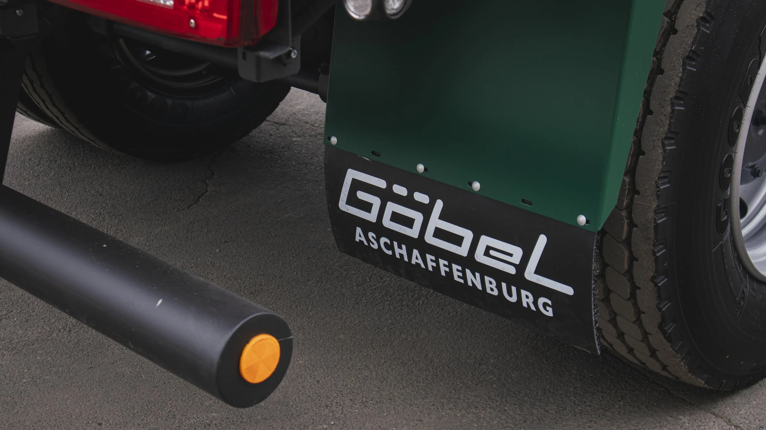Einsatzfahrzeug Defence der Marke Iveco Eurocargo von Göbelfahrzeugbau als Truppentransporter umgebaut mit Pritsche