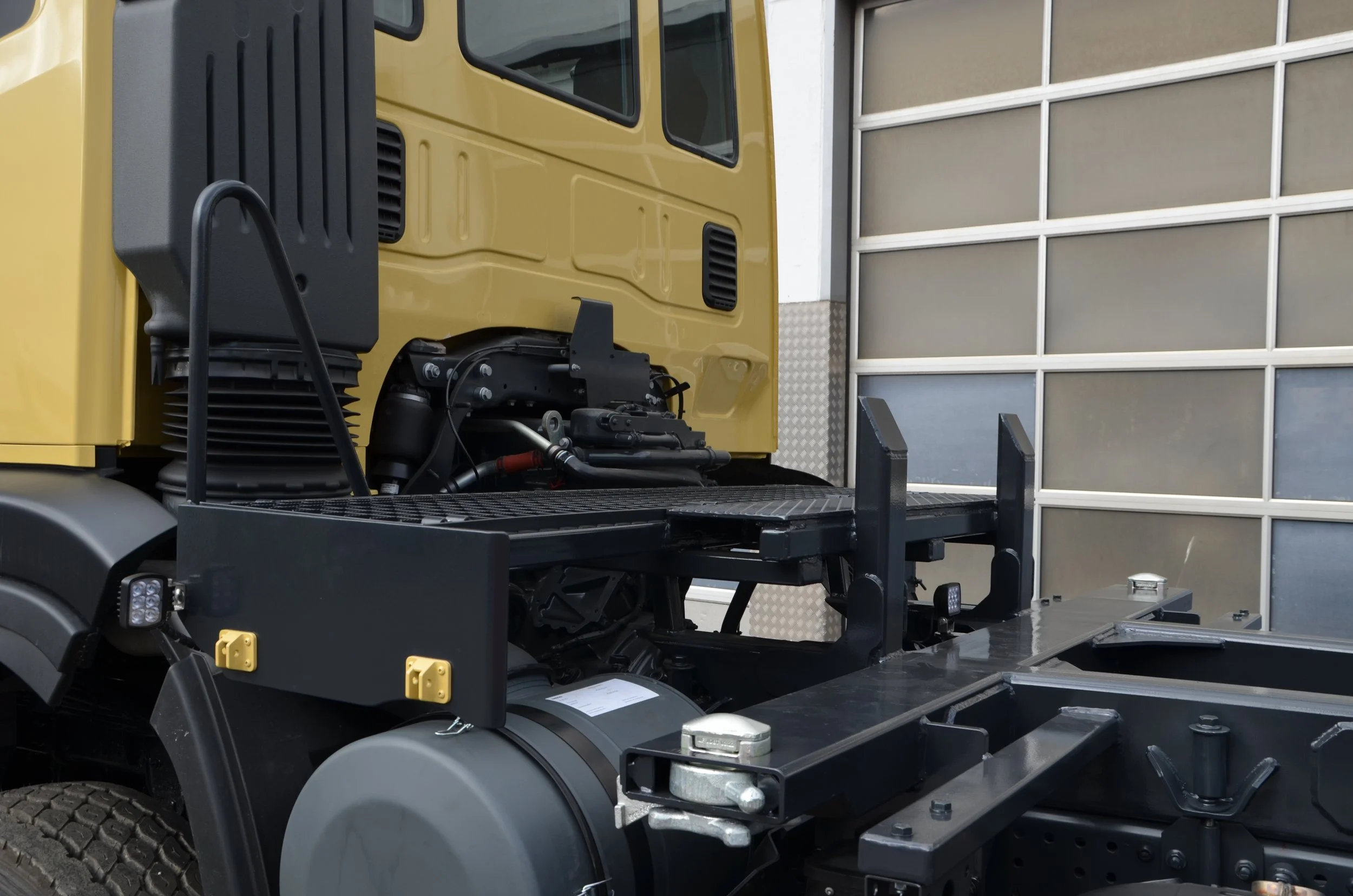 Gelber Iveco LKW aufgebaut von Göbel Fahrzeugbau als verwindungsarmer Transporter