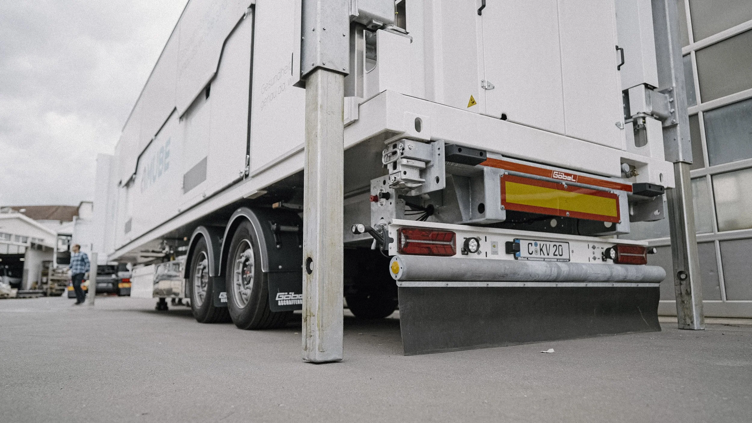 40'' Container MUBE produziert von Göbel Fahrzeugbau ausgefahrener Lift