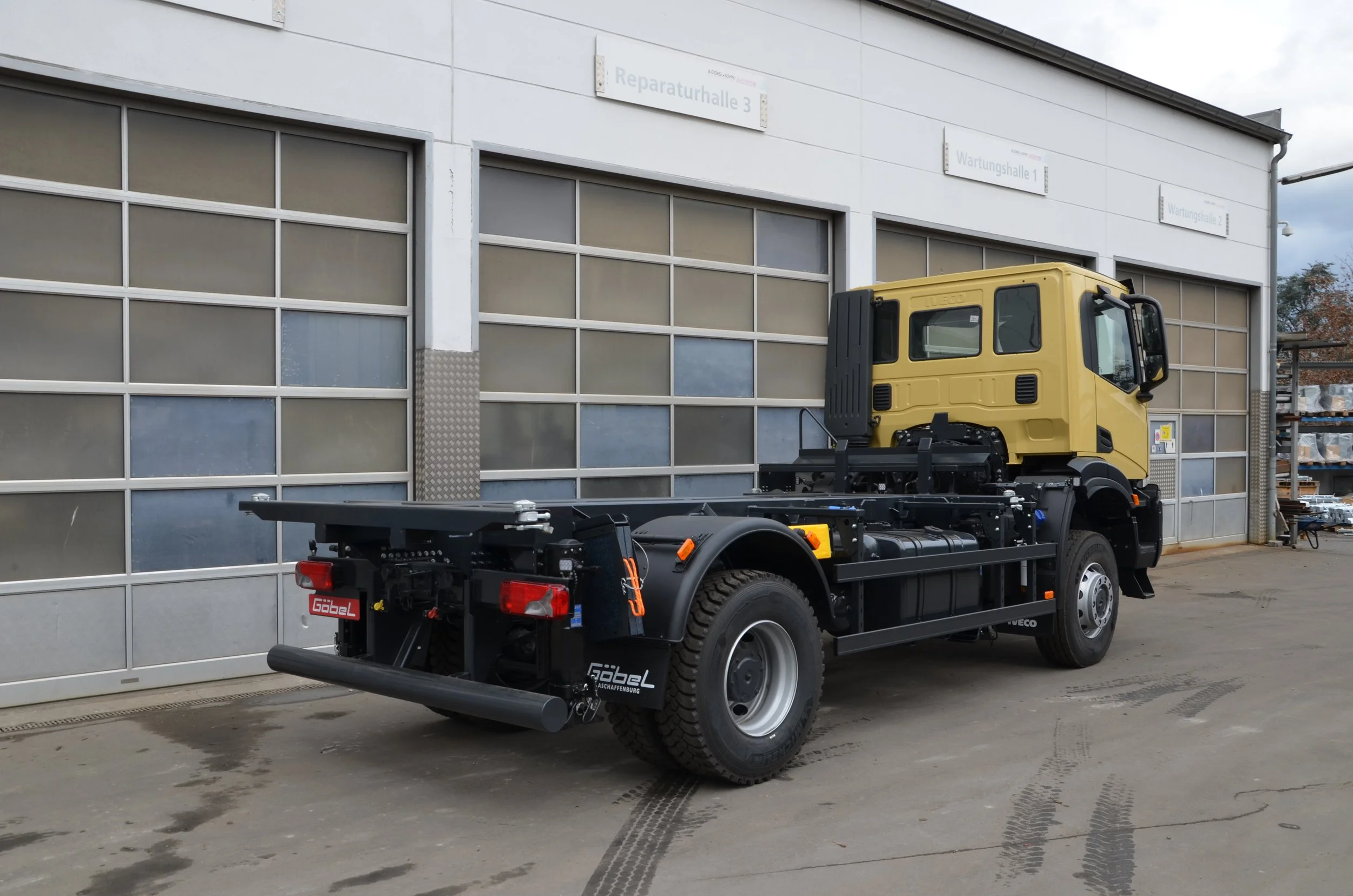 Gelber Iveco LKW aufgebaut von Göbel Fahrzeugbau als verwindungsarmer Transporter