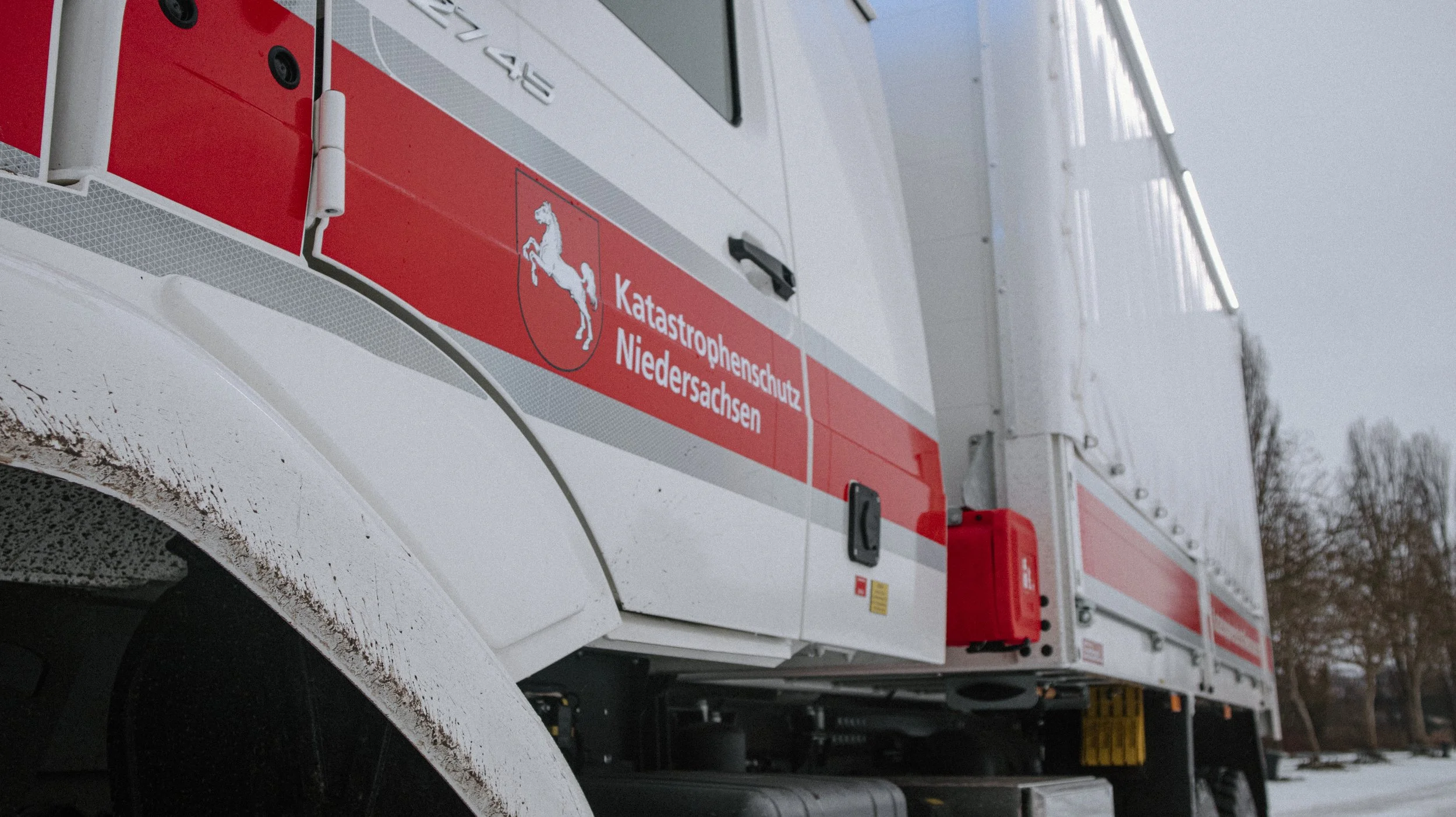Weißer Mercedes Benz Zetros, Einsatzfahrzeug des Katastrophenschutzes Niedersachsen aufgebaut von Göbel Fahrzeugbau, seitliche Ansicht mit außen LED-Bars
