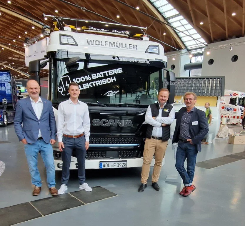 Ralf und Niklas Göbel vor Scania LKW mit Hydralifter