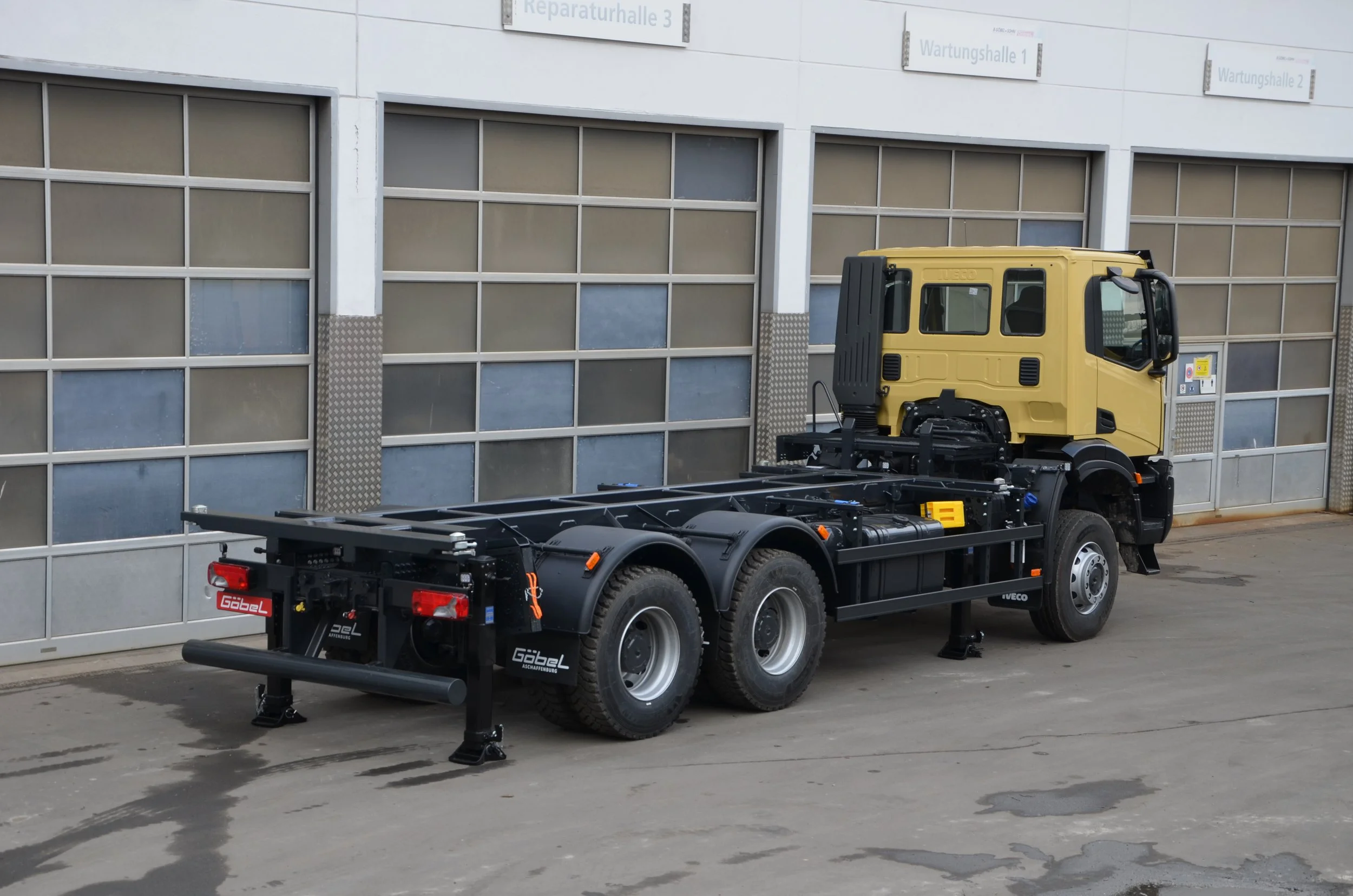 Gelber Iveco LKW aufgebaut von Göbel Fahrzeugbau als verwindungsarmer Transporter