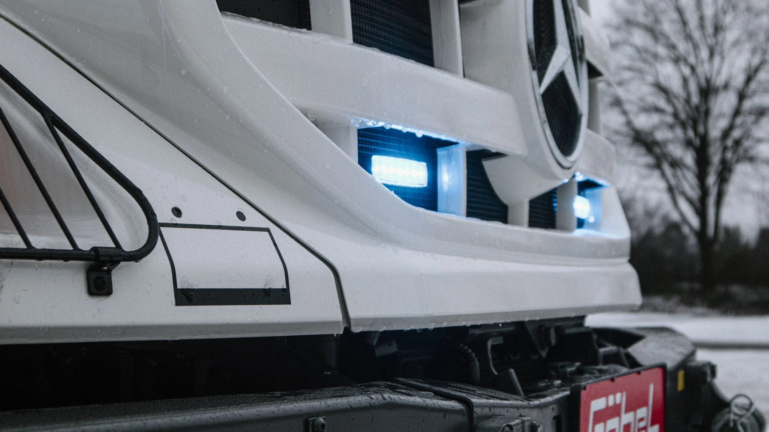 Weißer Mercedes Benz Zetros, Einsatzfahrzeug des Katastrophenschutzes Niedersachsen aufgebaut von Göbel Fahrzeugbau, Detail Blaulichtanlage
