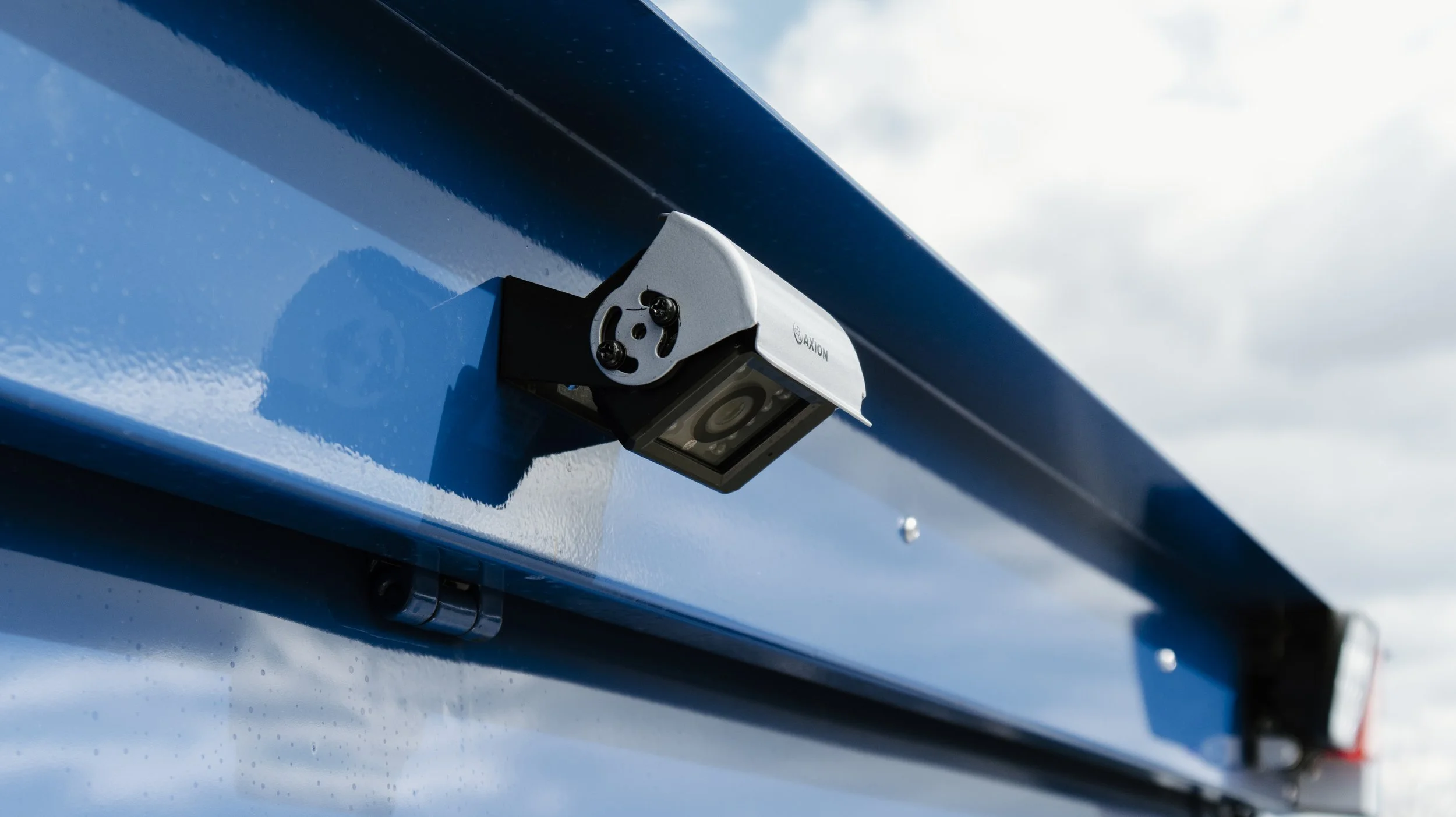 Blauer MAN LKW aufgebaut als Einsatzfahrzeug für das Technische Hilfswerk THW von Göbel Fahrzeugbau  außen, Rückfahrkamera