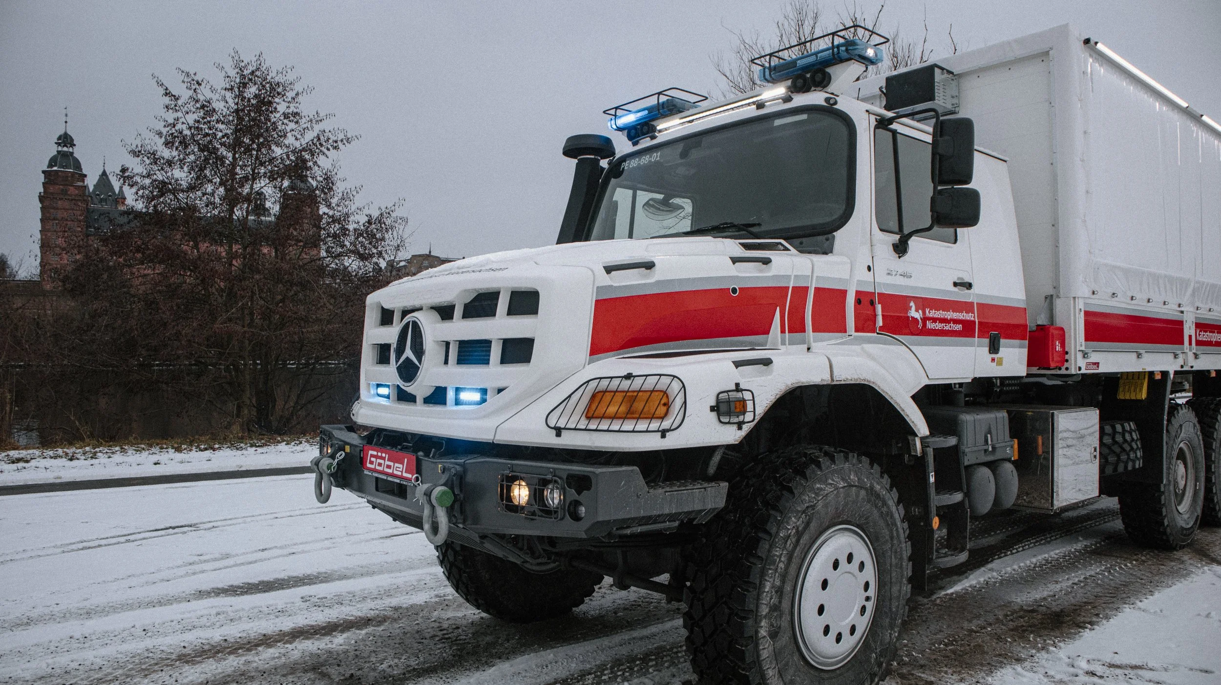 Weißer Mercedes Benz Zetros, Einsatzfahrzeug des Katastrophenschutzes Niedersachsen aufgebaut von Göbel Fahrzeugbau