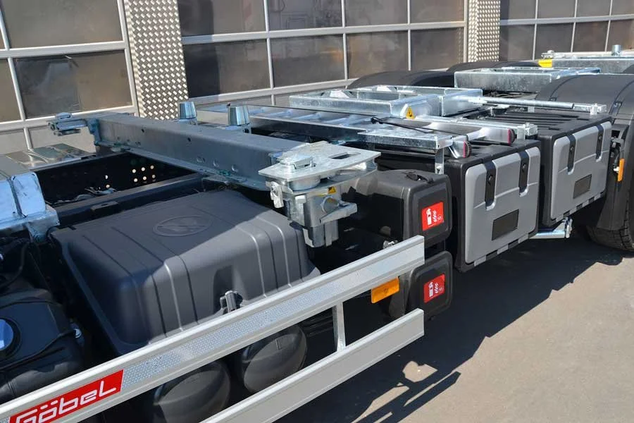 Nahaufnahme eines LKW-Chassis mit Tanks, Verkleidungen und Montagesystemen, bereit für den Transport oder den Umbau.