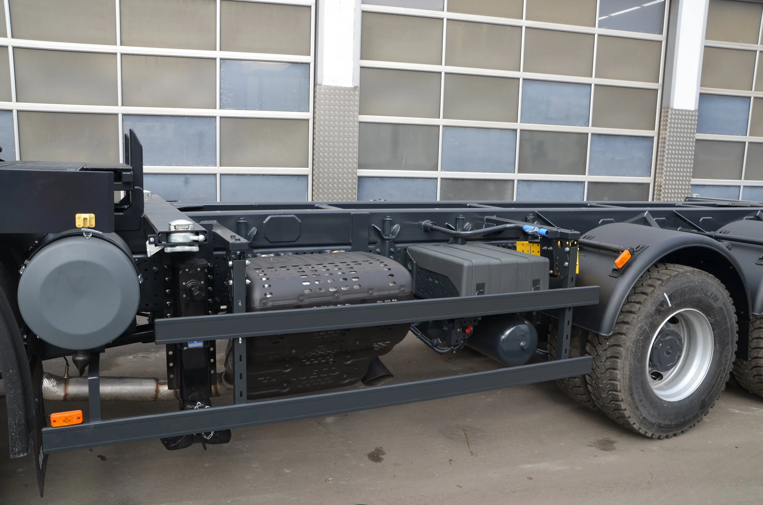 Gelber Iveco LKW aufgebaut von Göbel Fahrzeugbau als verwindungsarmer Transporter, weitere seitliche Kanister