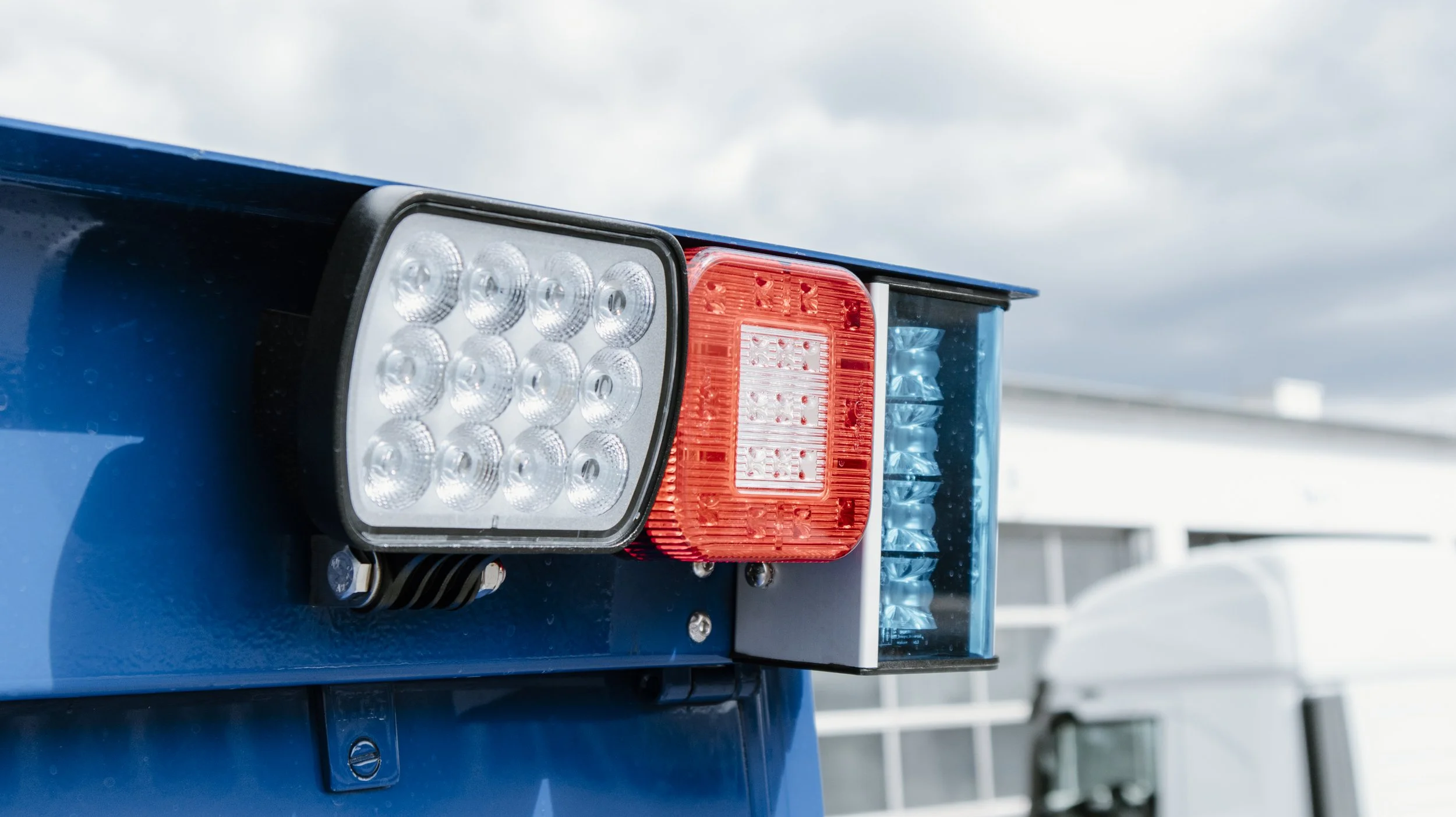 Blauer MAN LKW aufgebaut als Einsatzfahrzeug für das Technische Hilfswerk THW von Göbel Fahrzeugbau  außen, LED-Licht und Blaulichtanlage