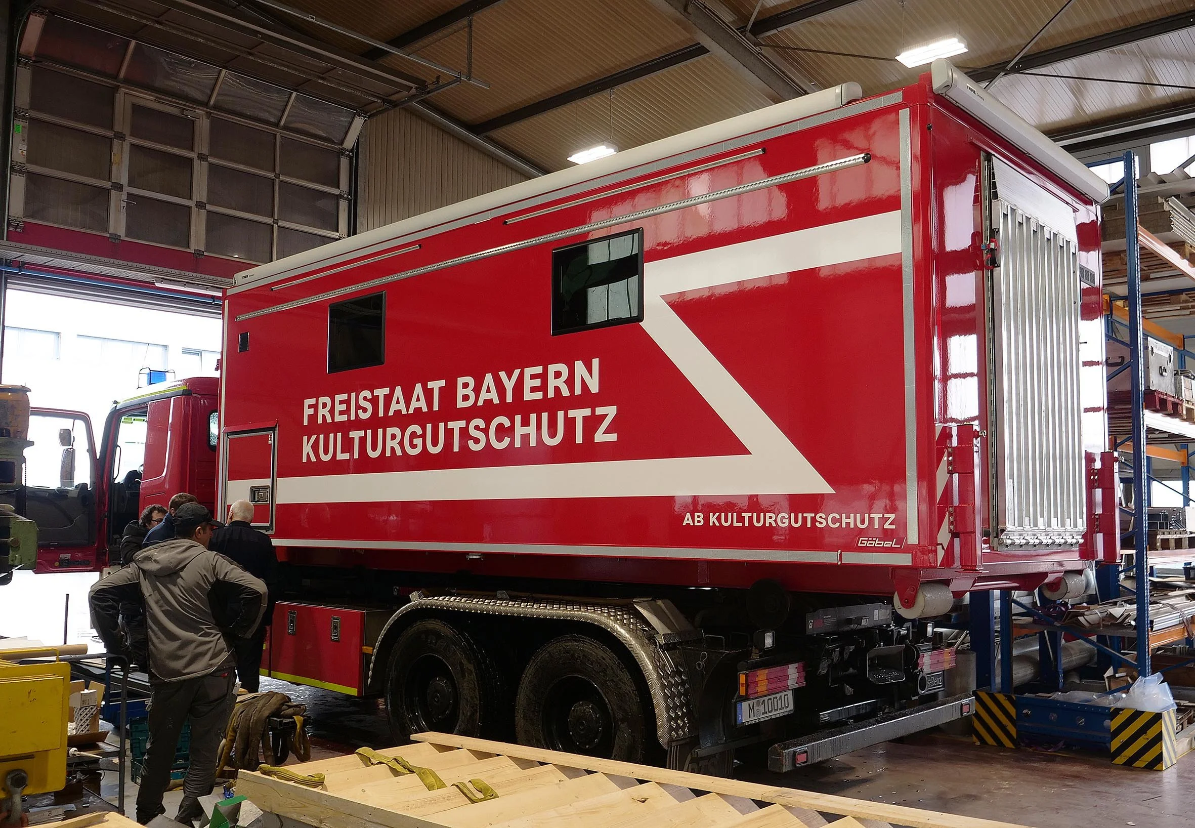 Kulturgutschutz Container Aufbau von Göbel Fahrzeugbau für Freistaat Bayern auf LKW