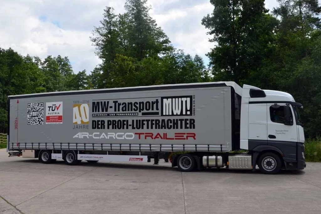 Air-Cargo-Trailer von Göbel Fahrzeugbau in Benutzung