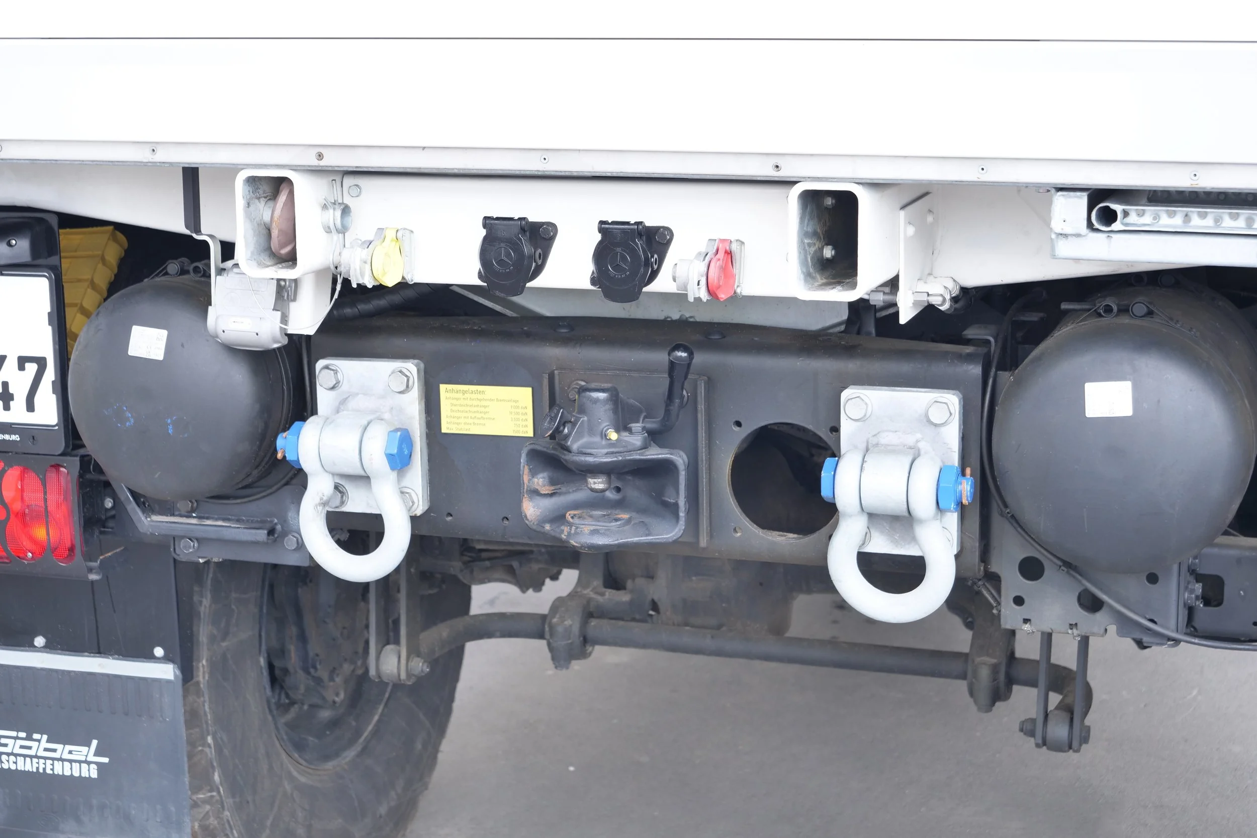 Gerätewagen Logistik Mercedes Benz Unimog für Katastrophenschutz Niedersachsen aufgebaut von Göbel Fahrzeugbau, Frontansicht Detail mit Ringanschluss