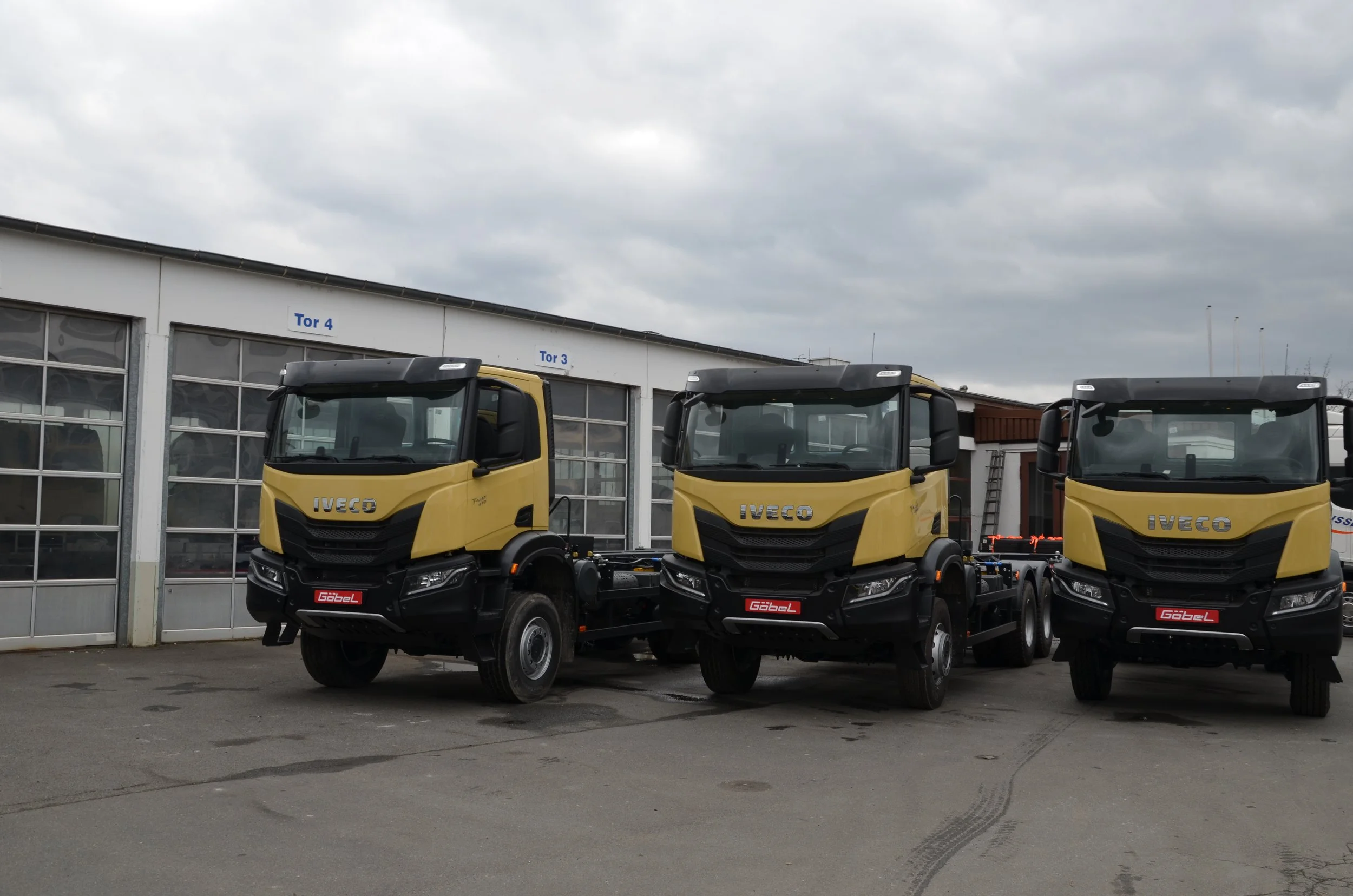 Drei gelbe Iveco LKWs aufgebaut von Göbel Fahrzeugbau als verwindungsarmer Transporter