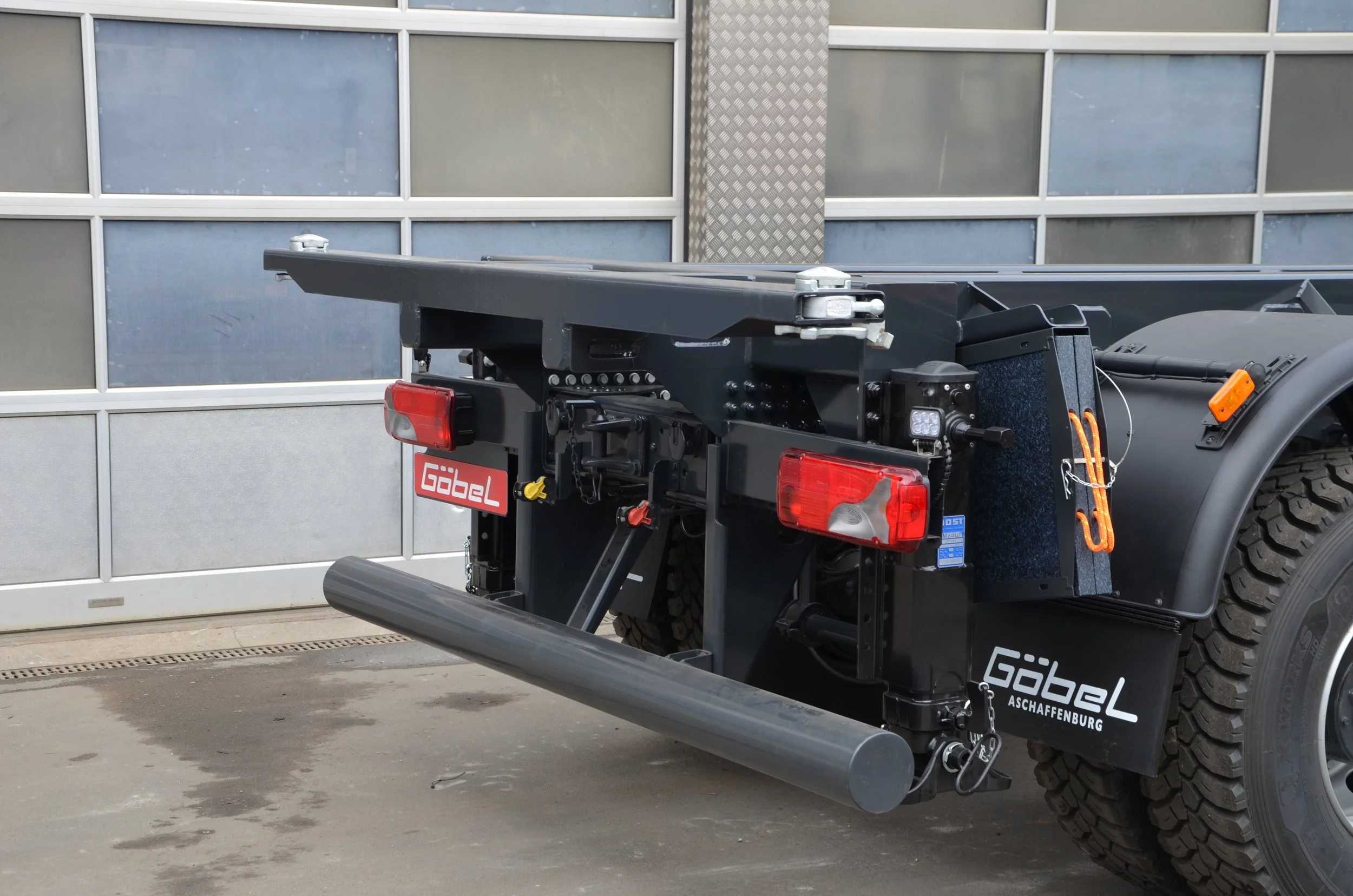 Gelber Iveco LKW aufgebaut von Göbel Fahrzeugbau als verwindungsarmer Transporter