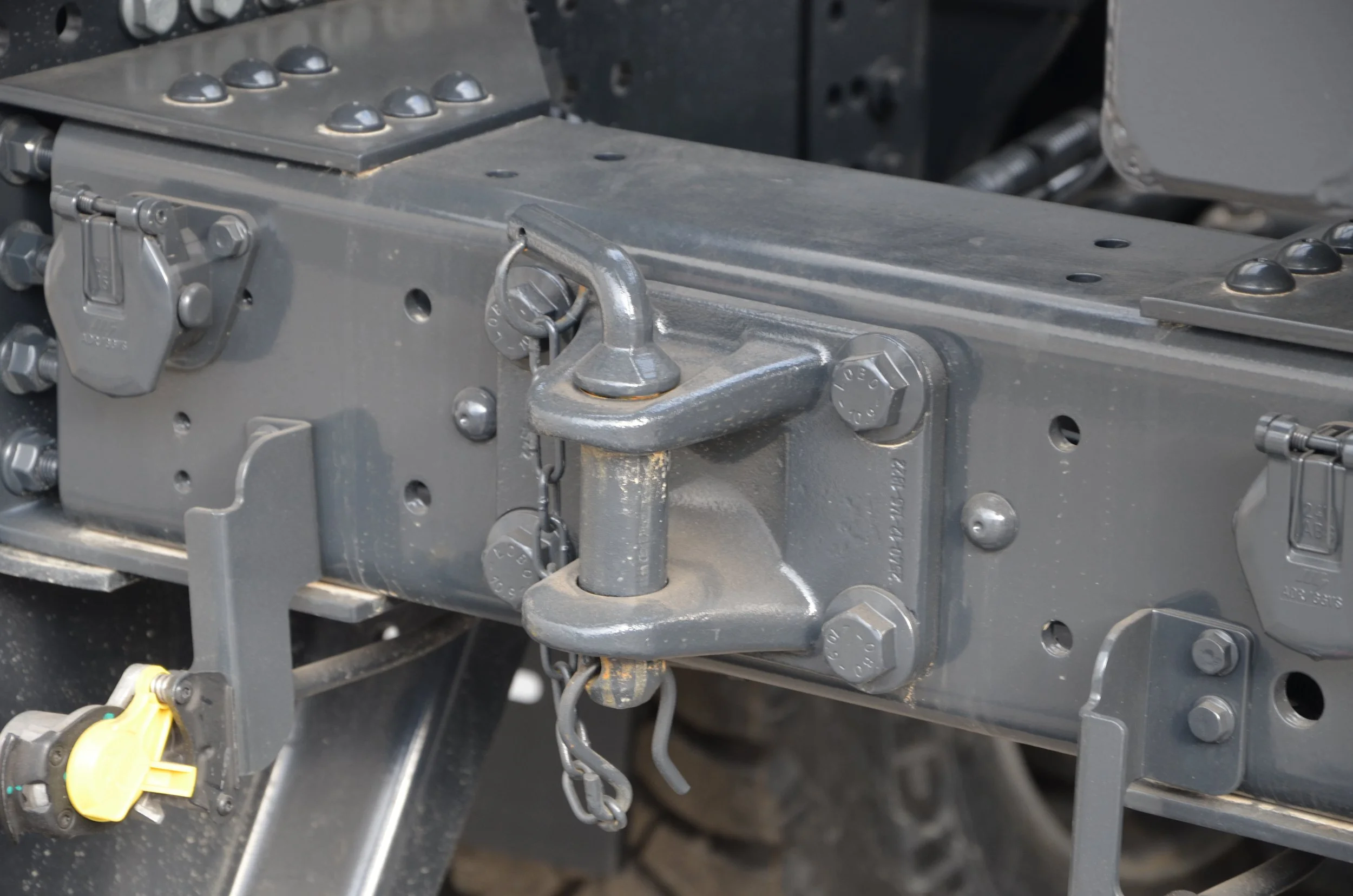 Gelber Iveco LKW aufgebaut von Göbel Fahrzeugbau als verwindungsarmer Transporter, Detail Schraube
