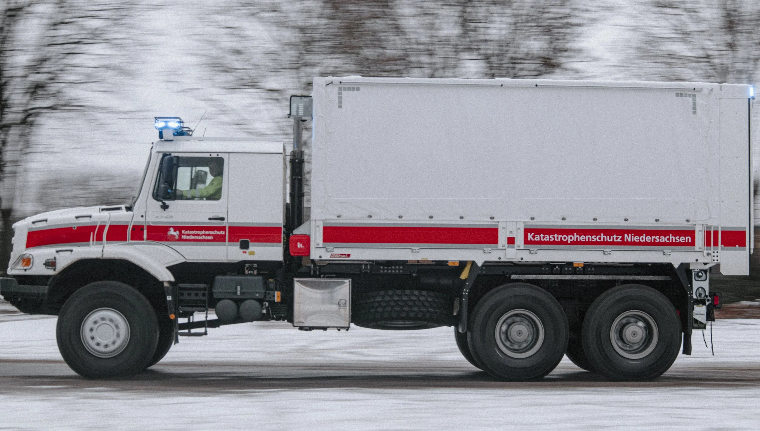 Weißer Mercedes Benz Zetros, Einsatzfahrzeug des Katastrophenschutzes Niedersachsen aufgebaut von Göbel Fahrzeugbau seitliche Ansicht