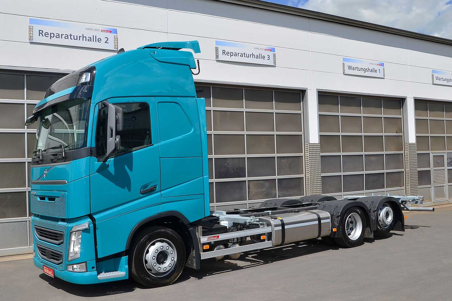 Volumenlifter auf einem blauen Renault