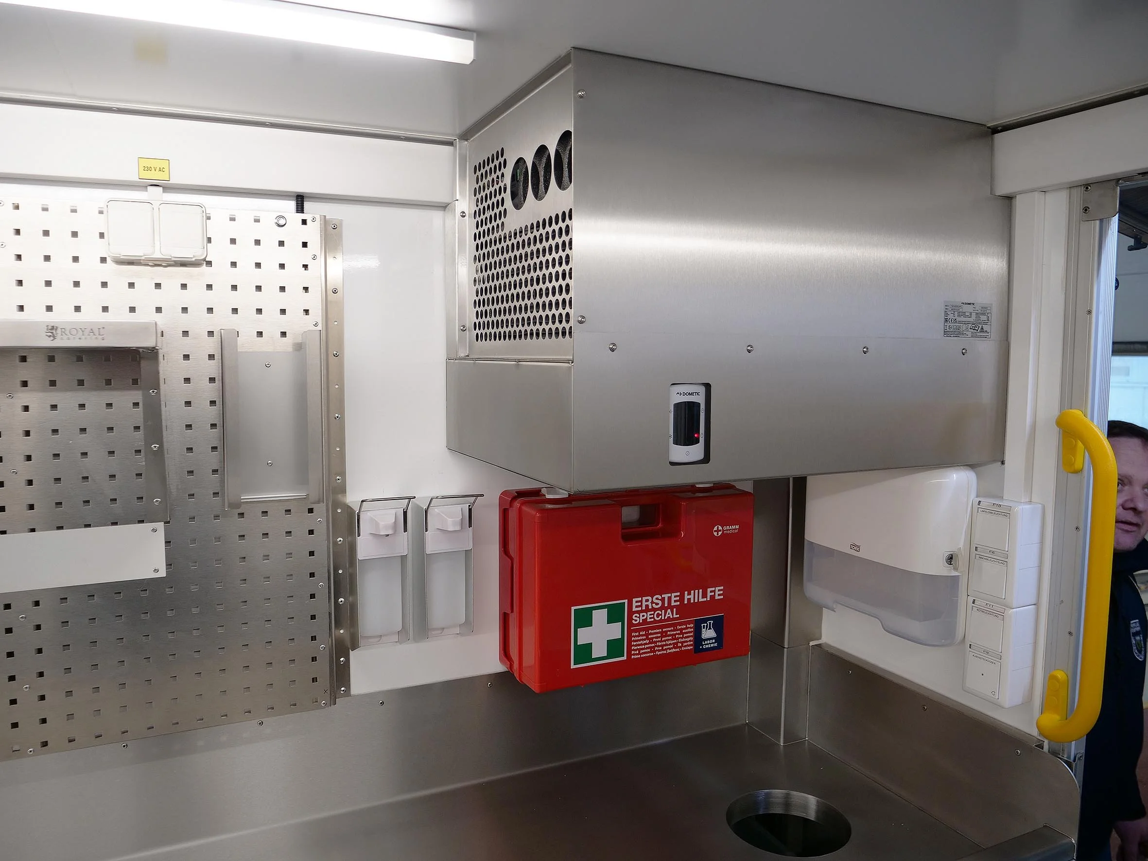 Weitere Klimaanlage in Fahrtrichtung rechts für
ausreichende Wärme und Kühlleistung.
Erste-Hilfe-Kasten sowie Reinigungsequipment.