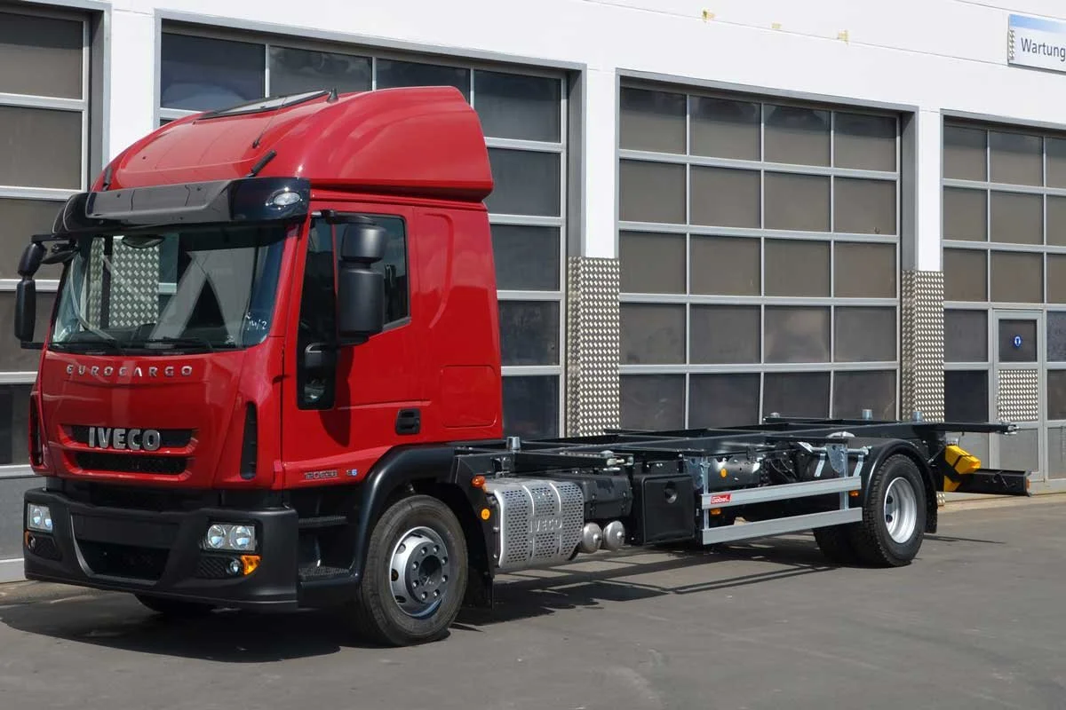 Standardlifter aufgebaut auf einem roten Iveco Eurocargo