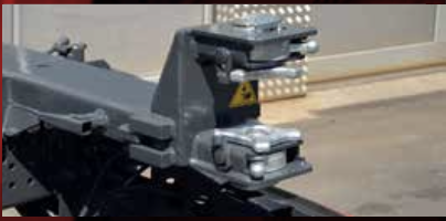 Mechaniklifter mit 565 D, Drehbare Adapter in unterschiedlichen Twistlockanordnungen möglich.