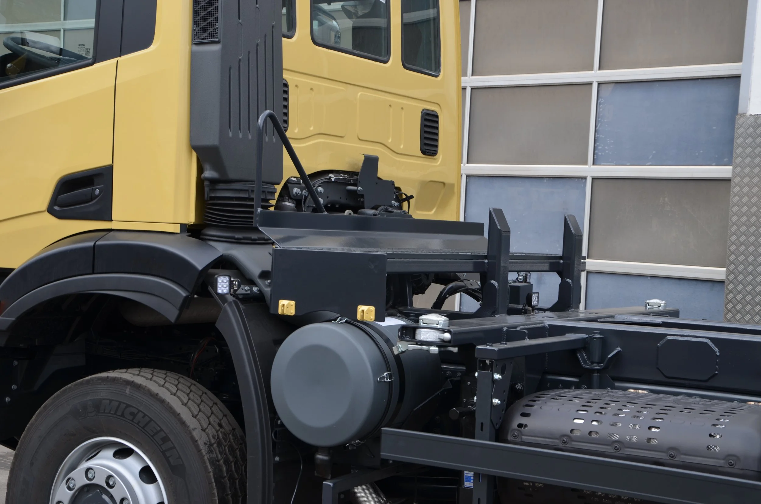 Gelber Iveco LKW aufgebaut von Göbel Fahrzeugbau als verwindungsarmer Transporter