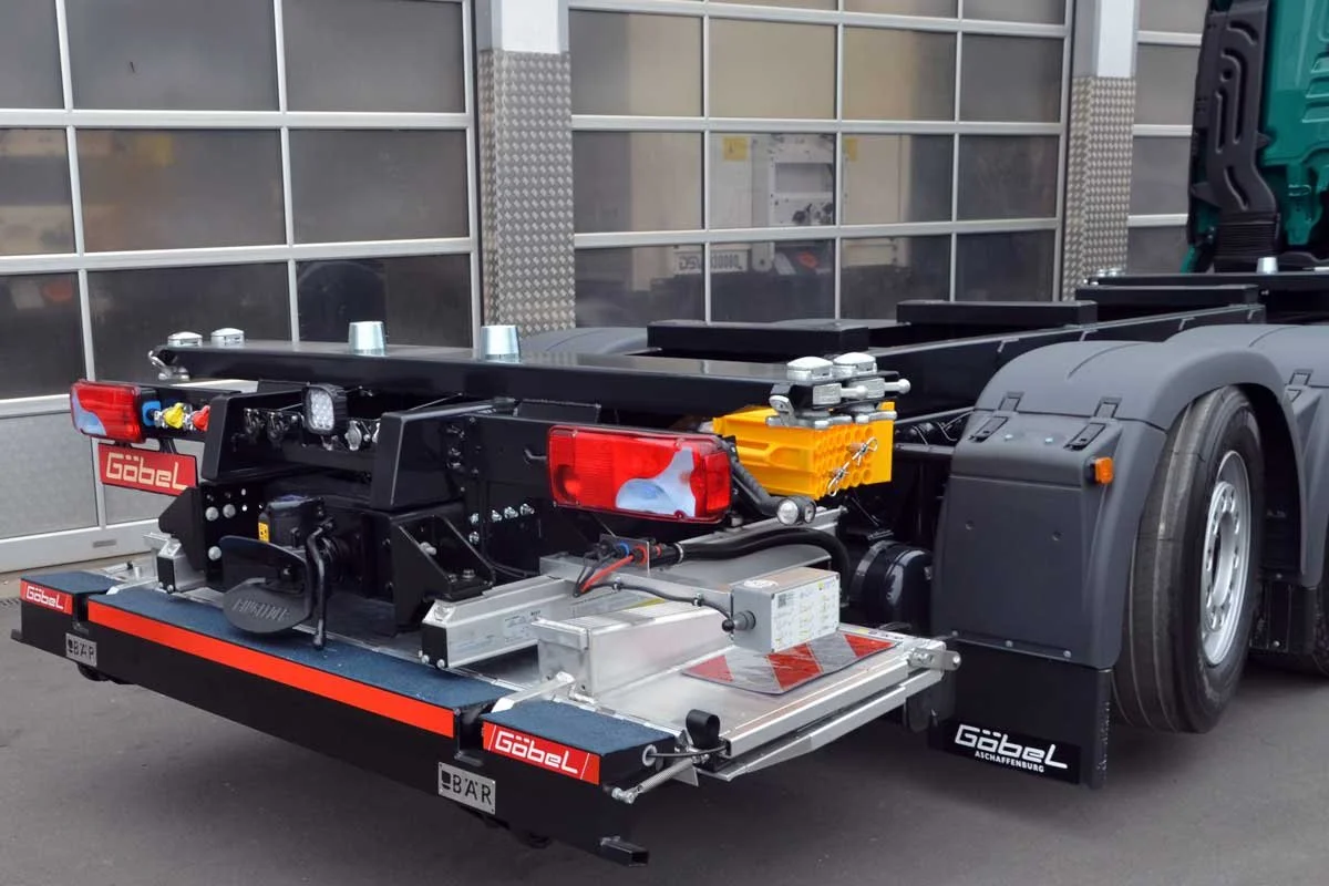 Nahaufnahme eines Elektro-Lastwagenanbaus mit Kabeln, Sensoren und sichtbaren technischen Komponenten.