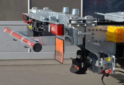 Nahaufnahme eines technischen Geräts, vermutlich eine Drohne, mit verschiedenen mechanischen und elektronischen Komponenten.