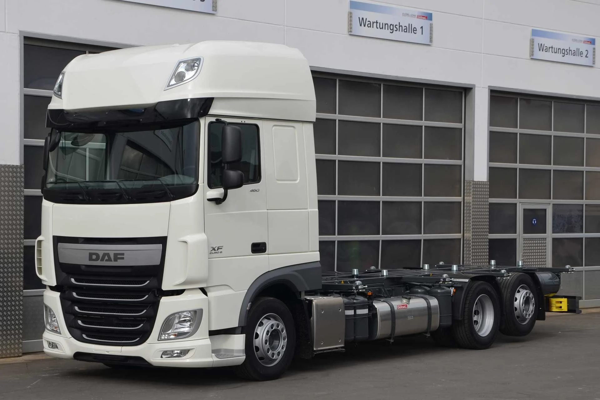 Weißer DAF LKW mit Göbel Lifteraufbau