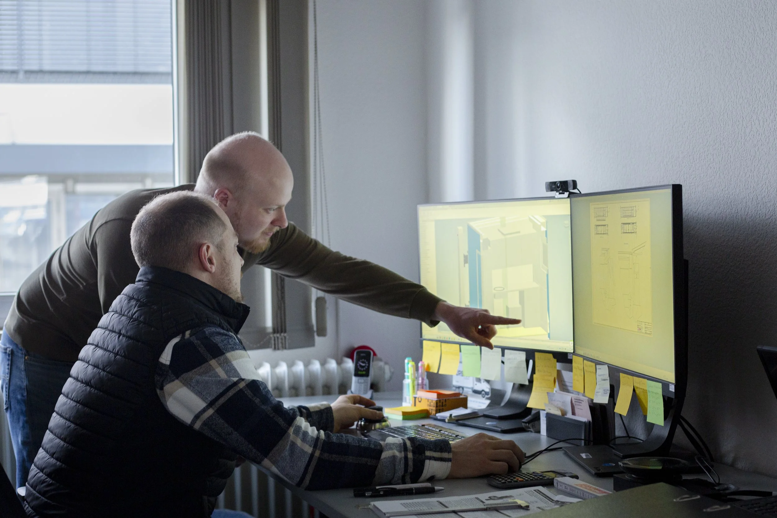 Zwei Mitarbeiter der Firma Göbel Fahrzeugbau überprüfen eine Technische Machbarkeit.