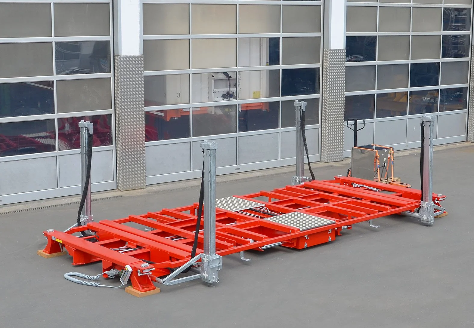 Liftadapter gebaut von Göbel Fahrzeugbau auf Boden