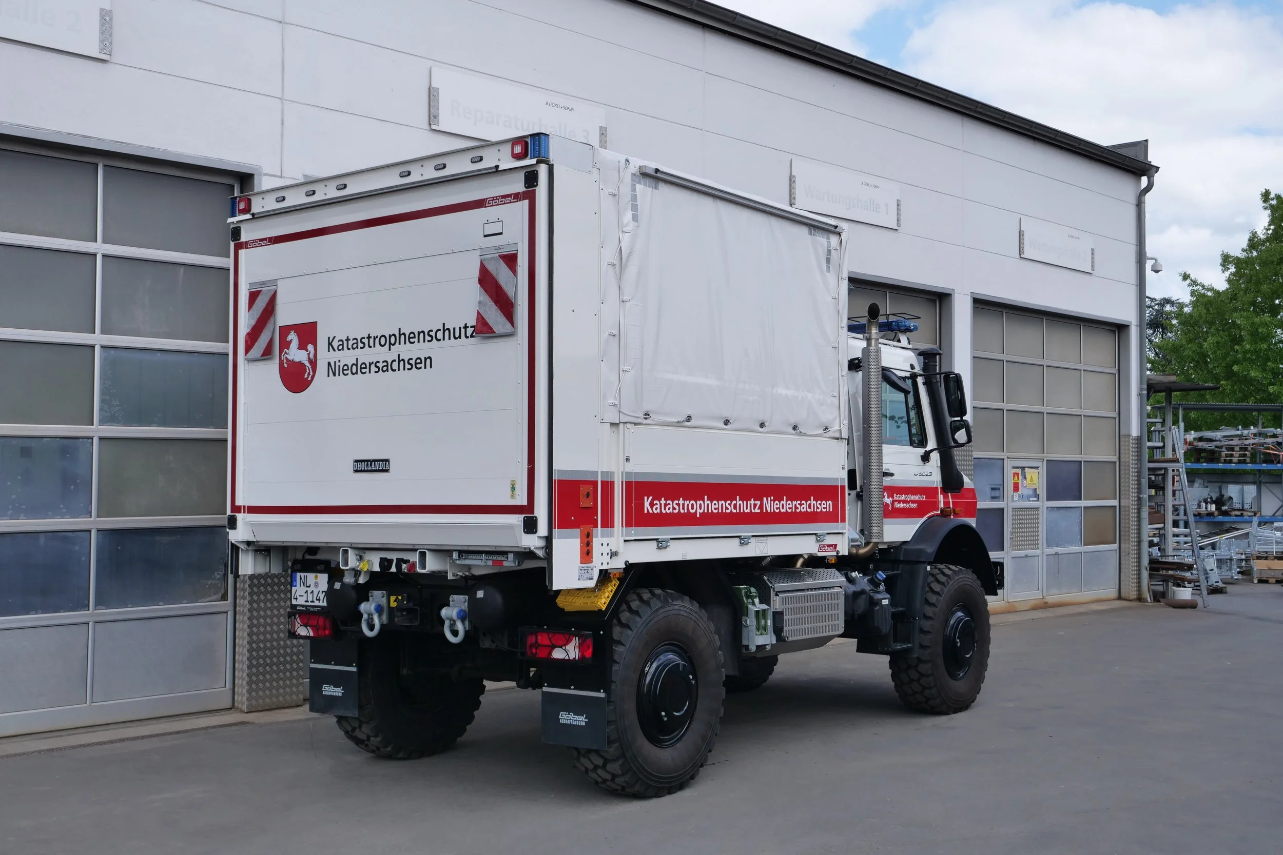 Gerätewagen Logistik Mercedes Benz Unimog für Katastrophenschutz Niedersachsen aufgebaut von Göbel Fahrzeugbau, seitliche Heckansicht