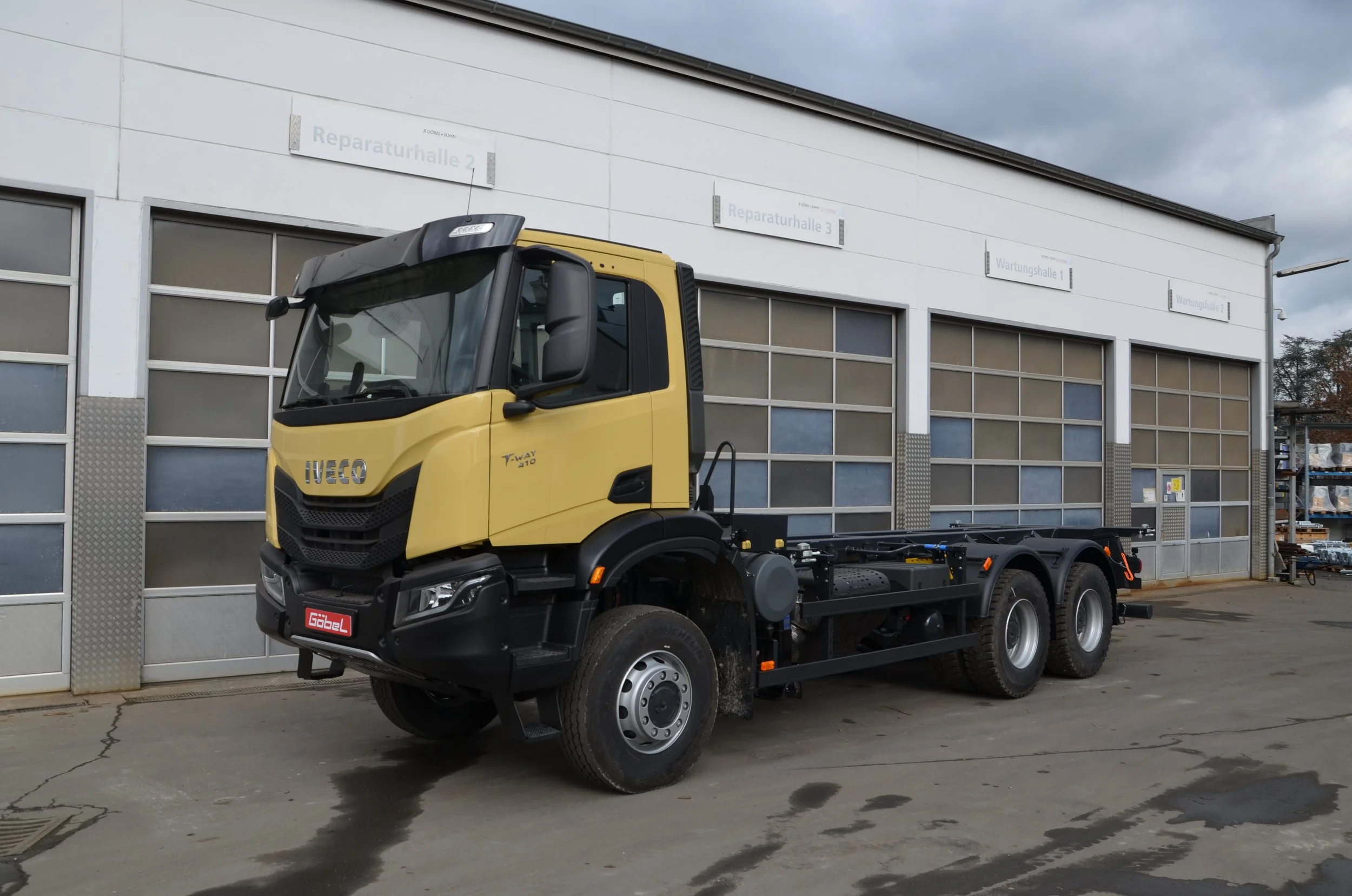 Gelber Iveco LKW aufgebaut von Göbel Fahrzeugbau als verwindungsarmer Transporter