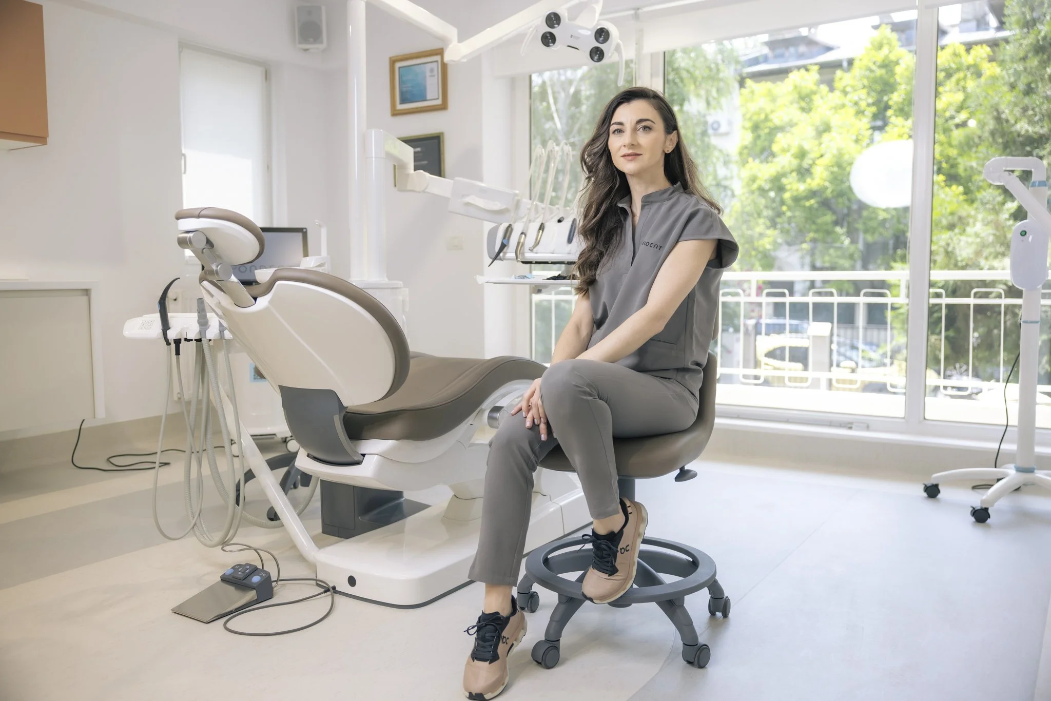 Dr. Gianina Necula lucrând la un caz de protetică în clinica MoonDent Cotroceni