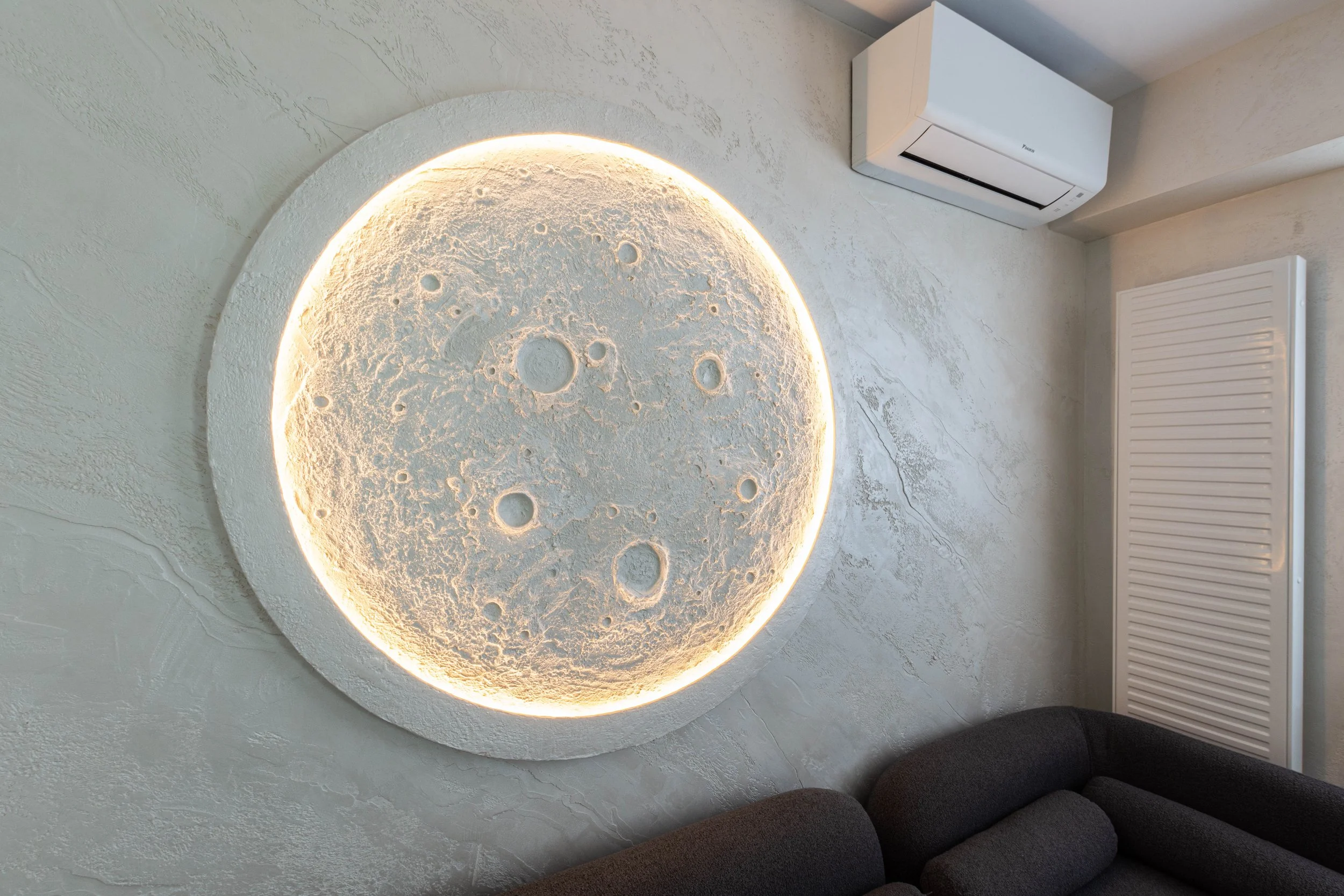 Decorațiune în formă de lună în clinica stomatologică MoonDent Cotroceni