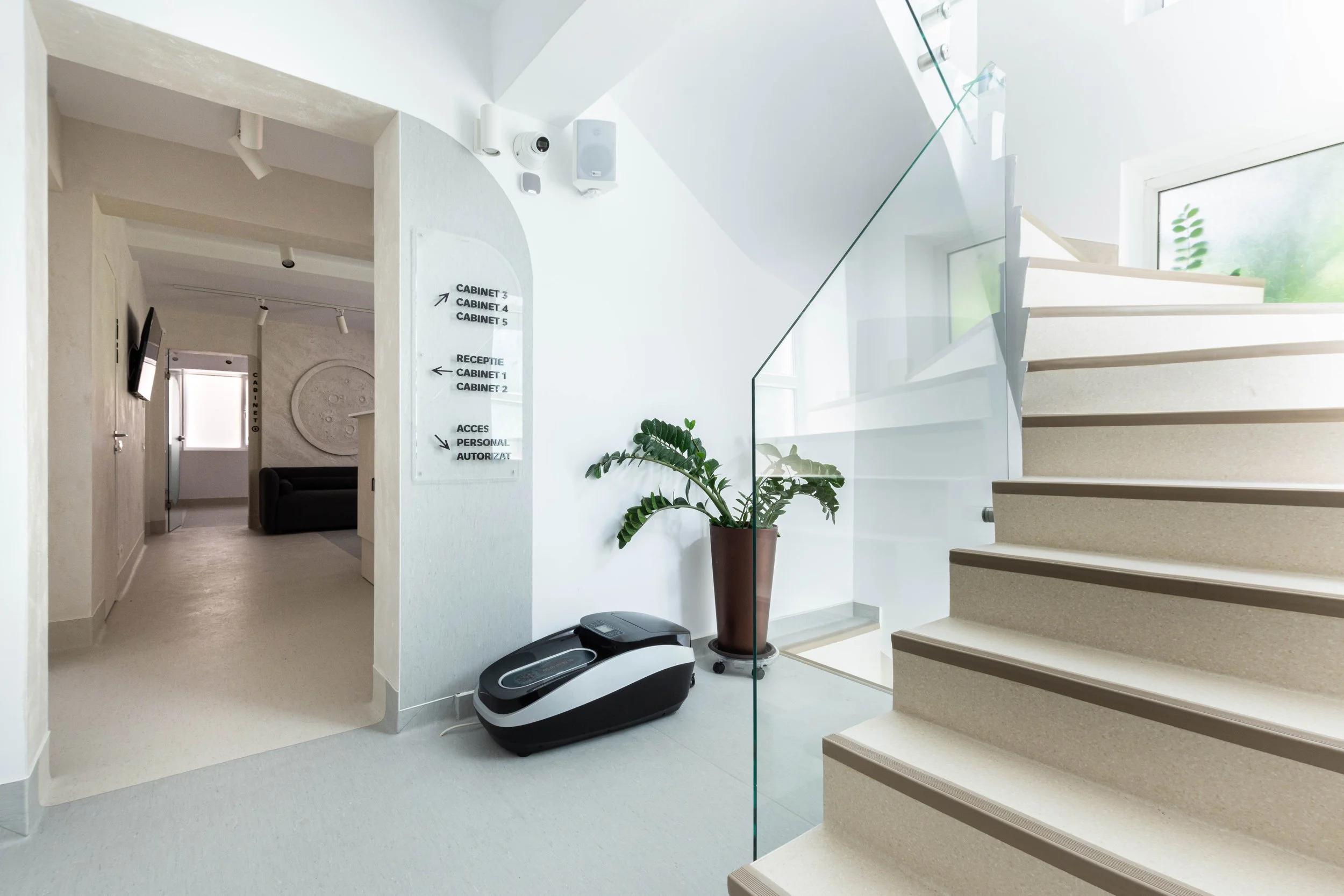 Scară interioară luminoasă și spațiu de acces în MoonDent Cotroceni