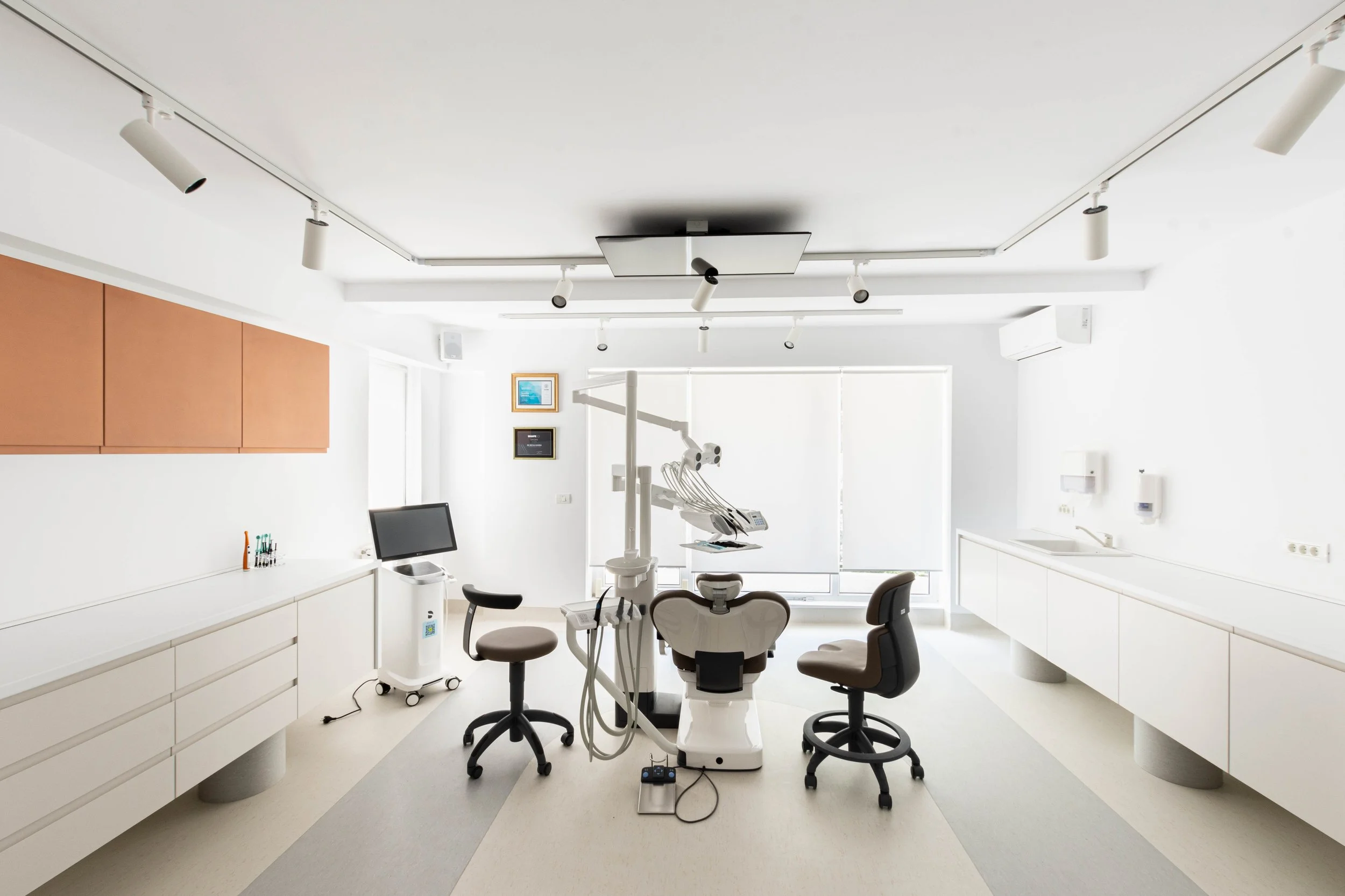 Sală de tratament luminoasă și primitoare în clinica stomatologică MoonDent din Cotroceni