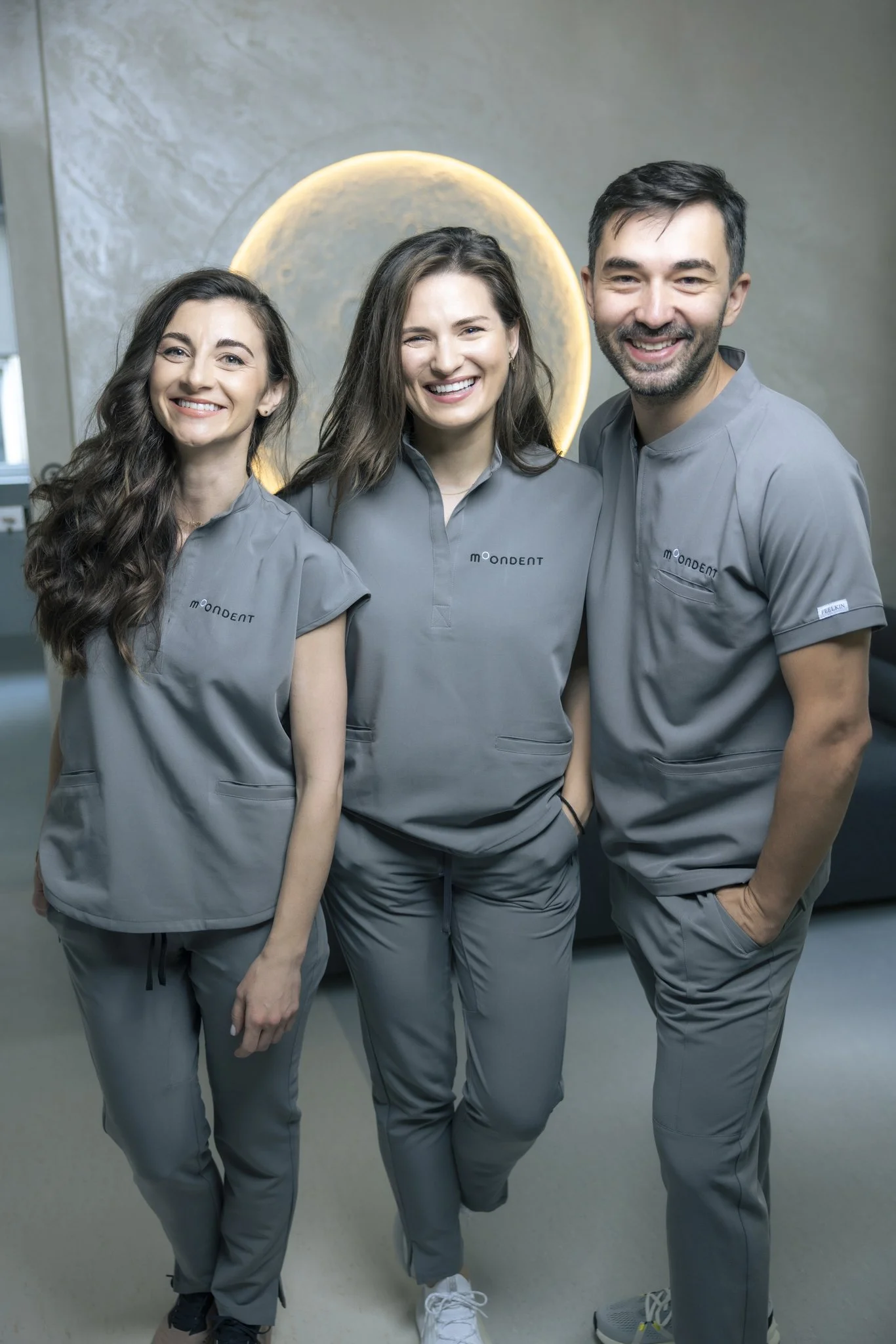 Echipa de medici dentiști MoonDent în clinica din Cotroceni