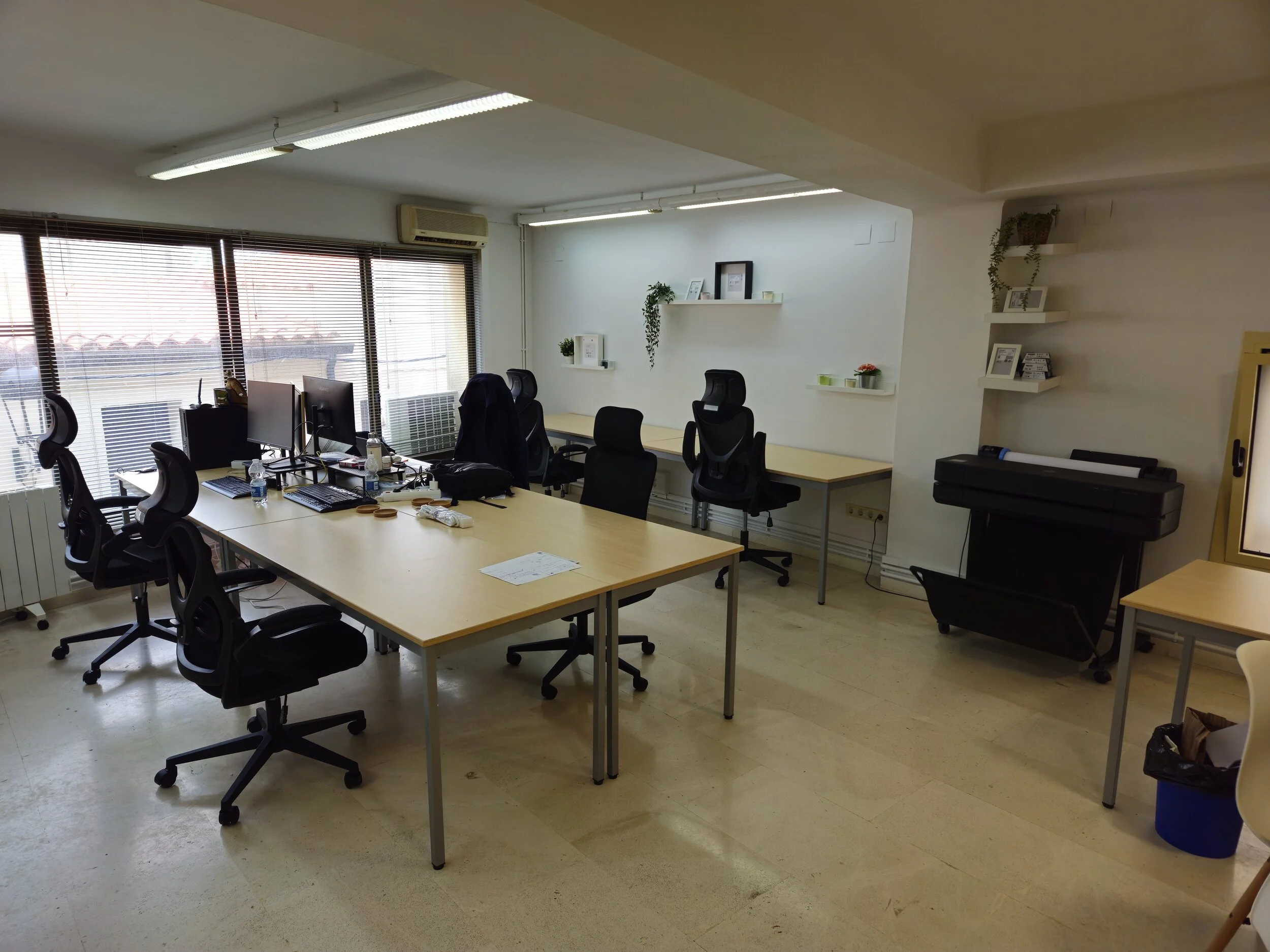 Espacio de trabajo informal con puestos flexibles y wifi en Nexum Coworking, Sant Celoni