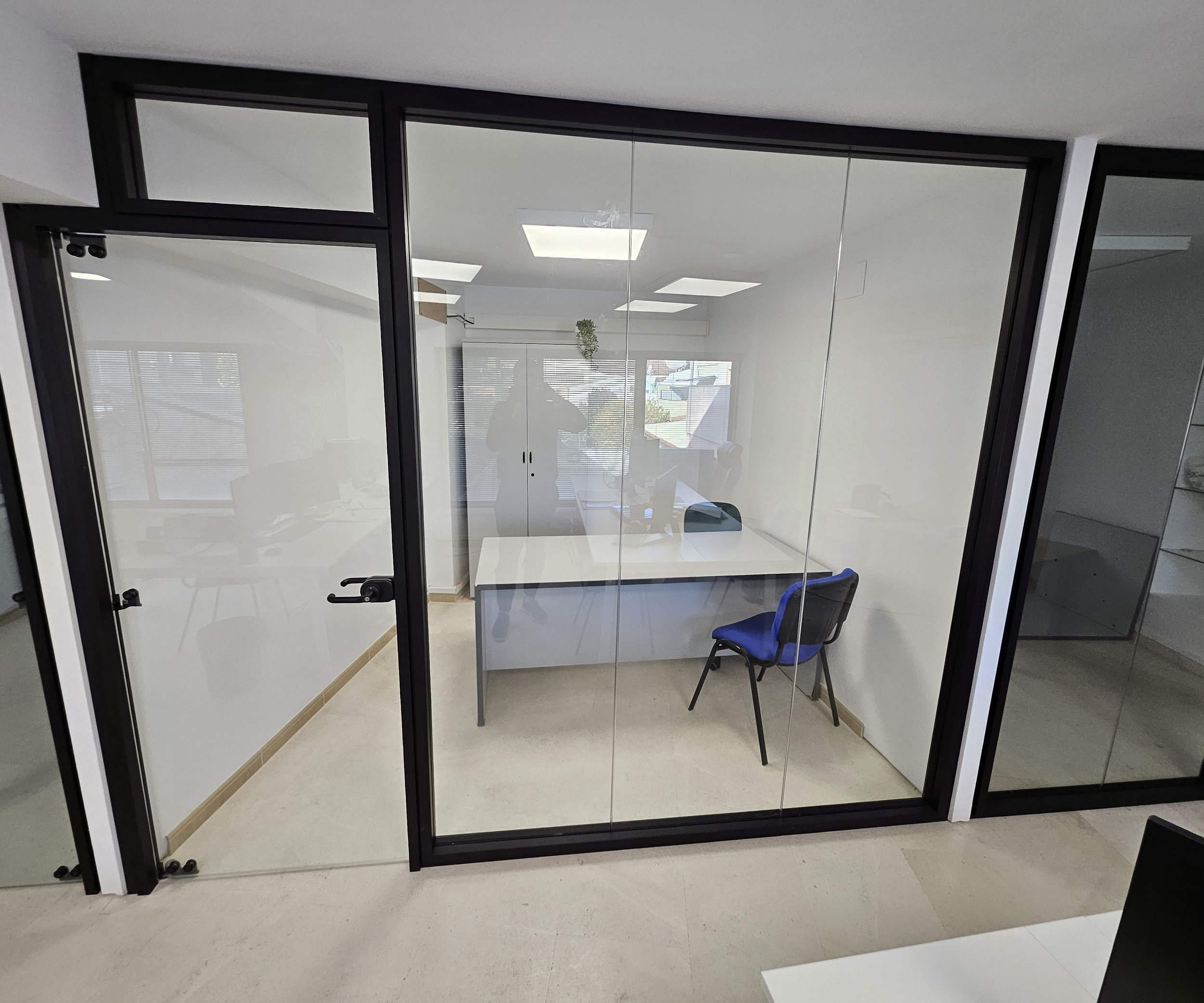 Despacho privado acristalado con acceso 24/7 en Nexum Coworking, Sant Celoni